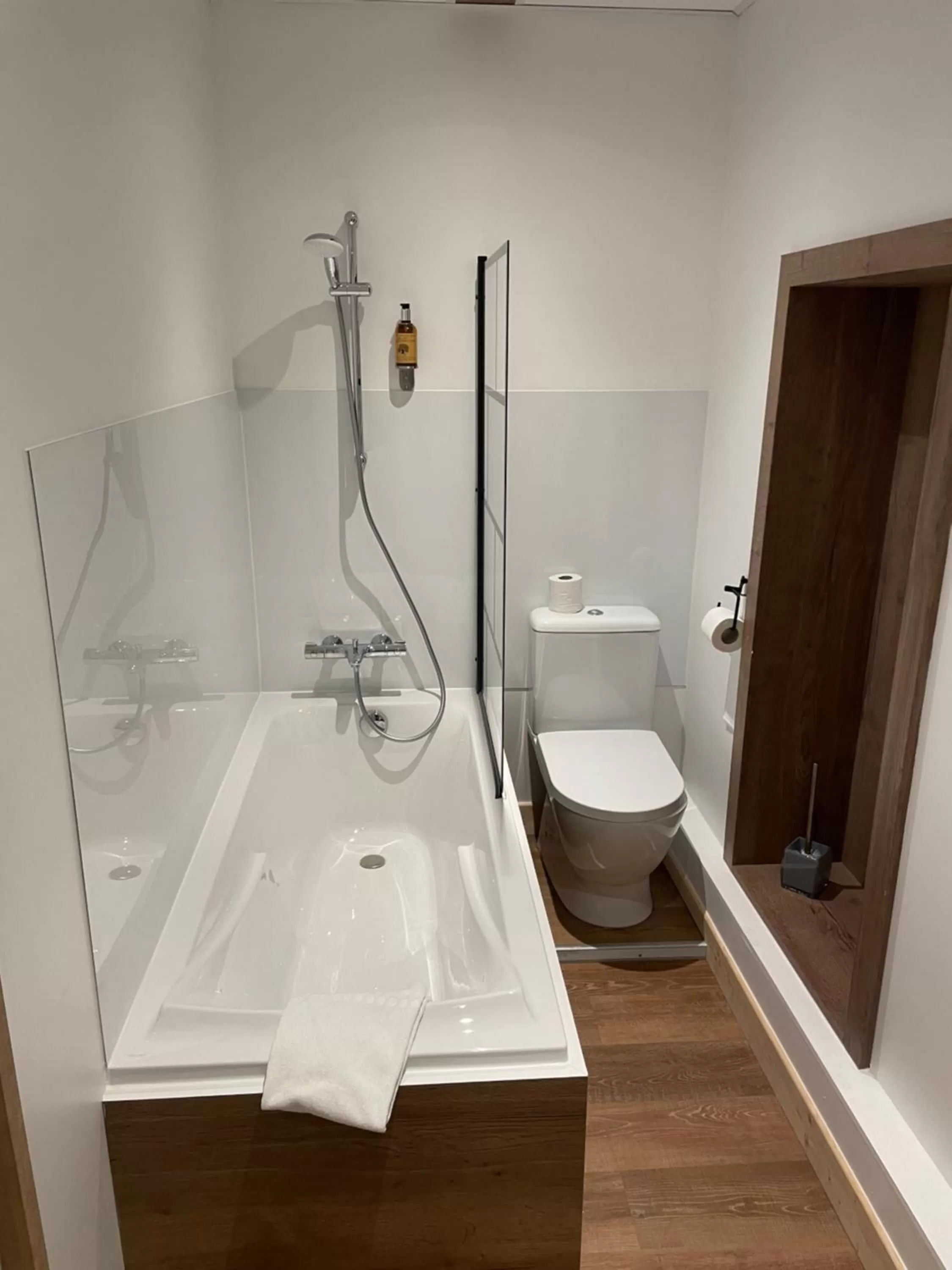 Shower in Hôtel & Restaurant Le Patio VICHY