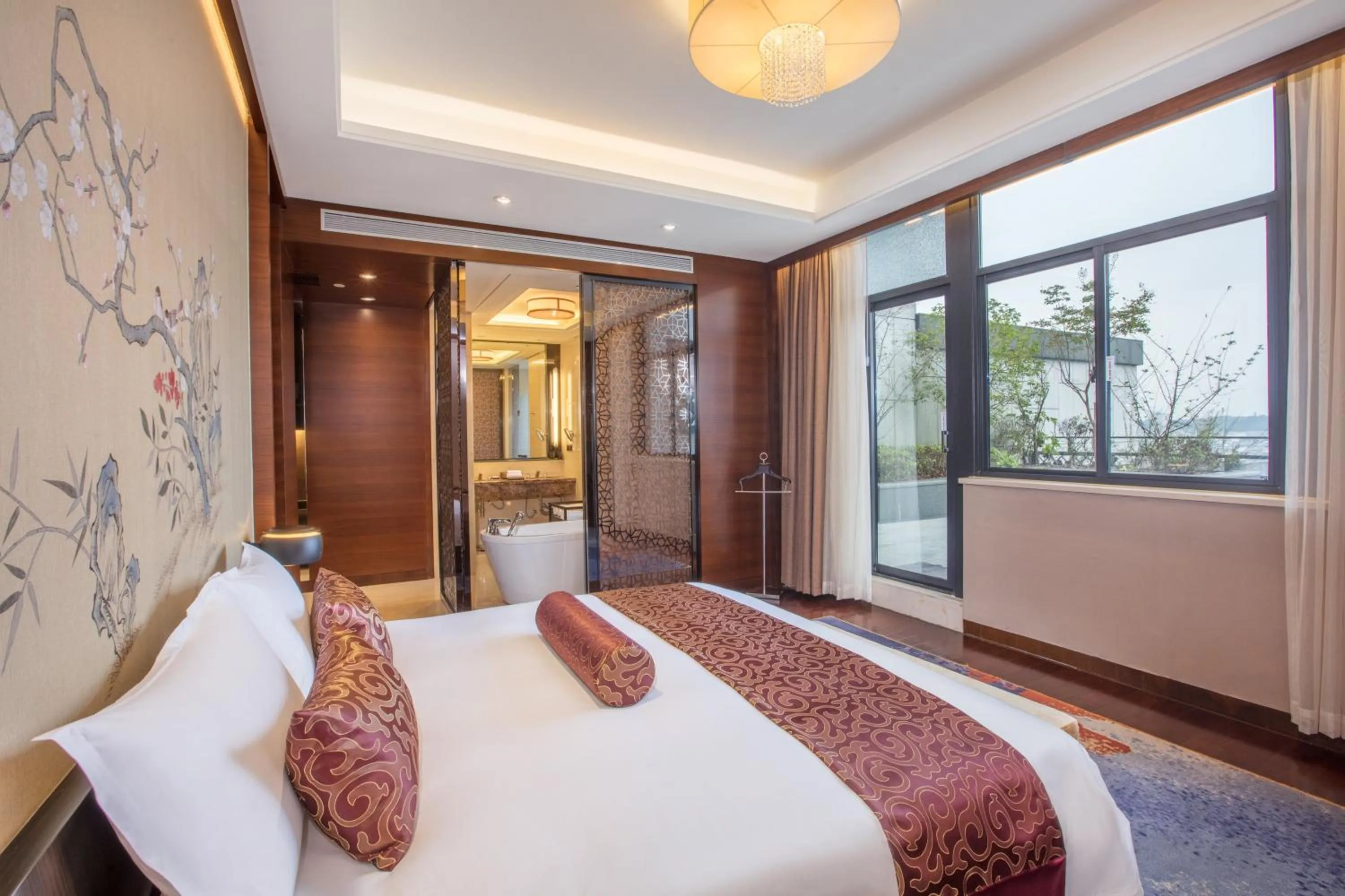 Photo of the whole room, Bed in Crowne Plaza Huangshan Yucheng by IHG