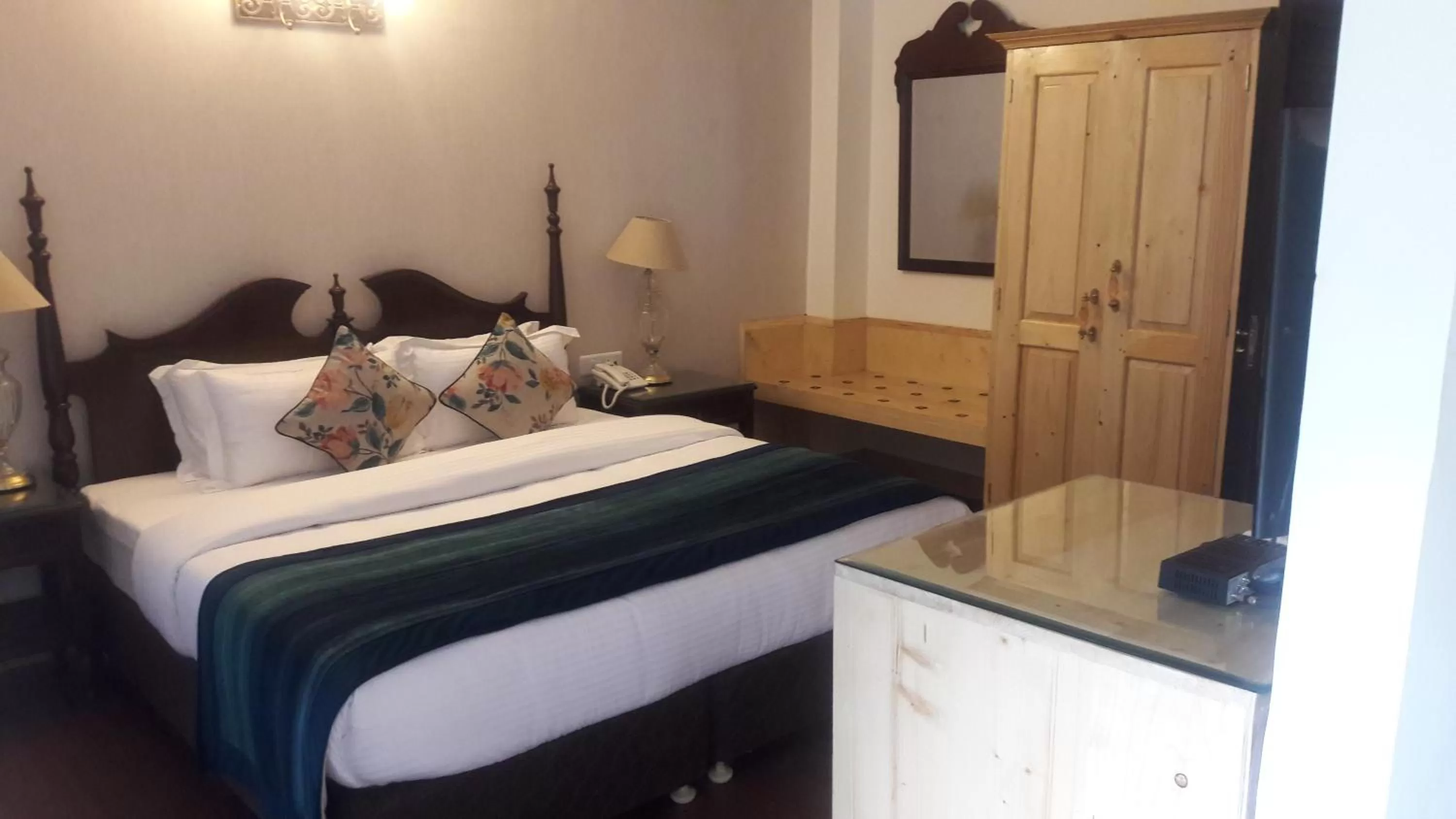 Photo of the whole room, Bed in The Oaktree House