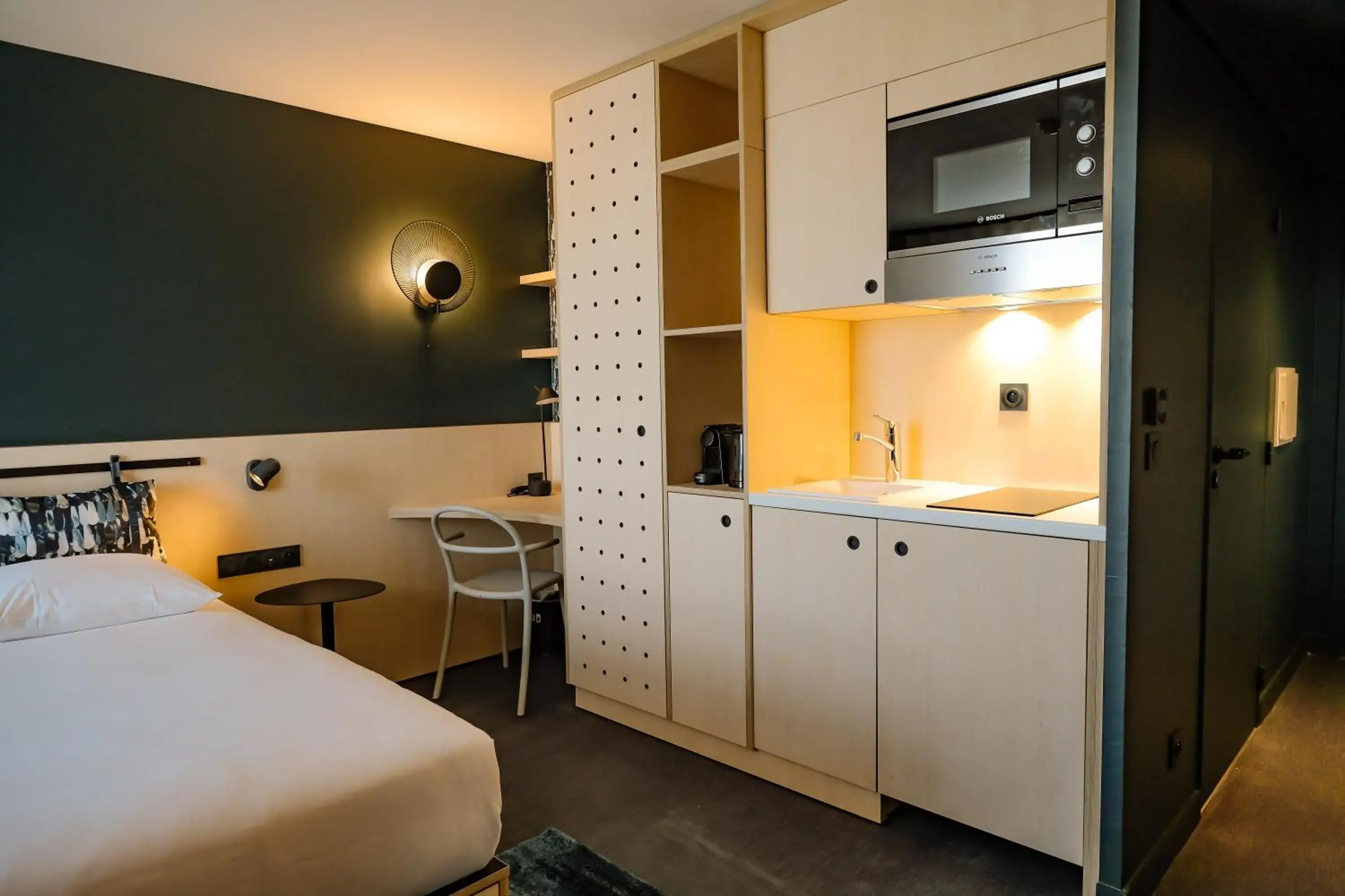 Kitchen or kitchenette in Live Hotels Bordeaux Lac