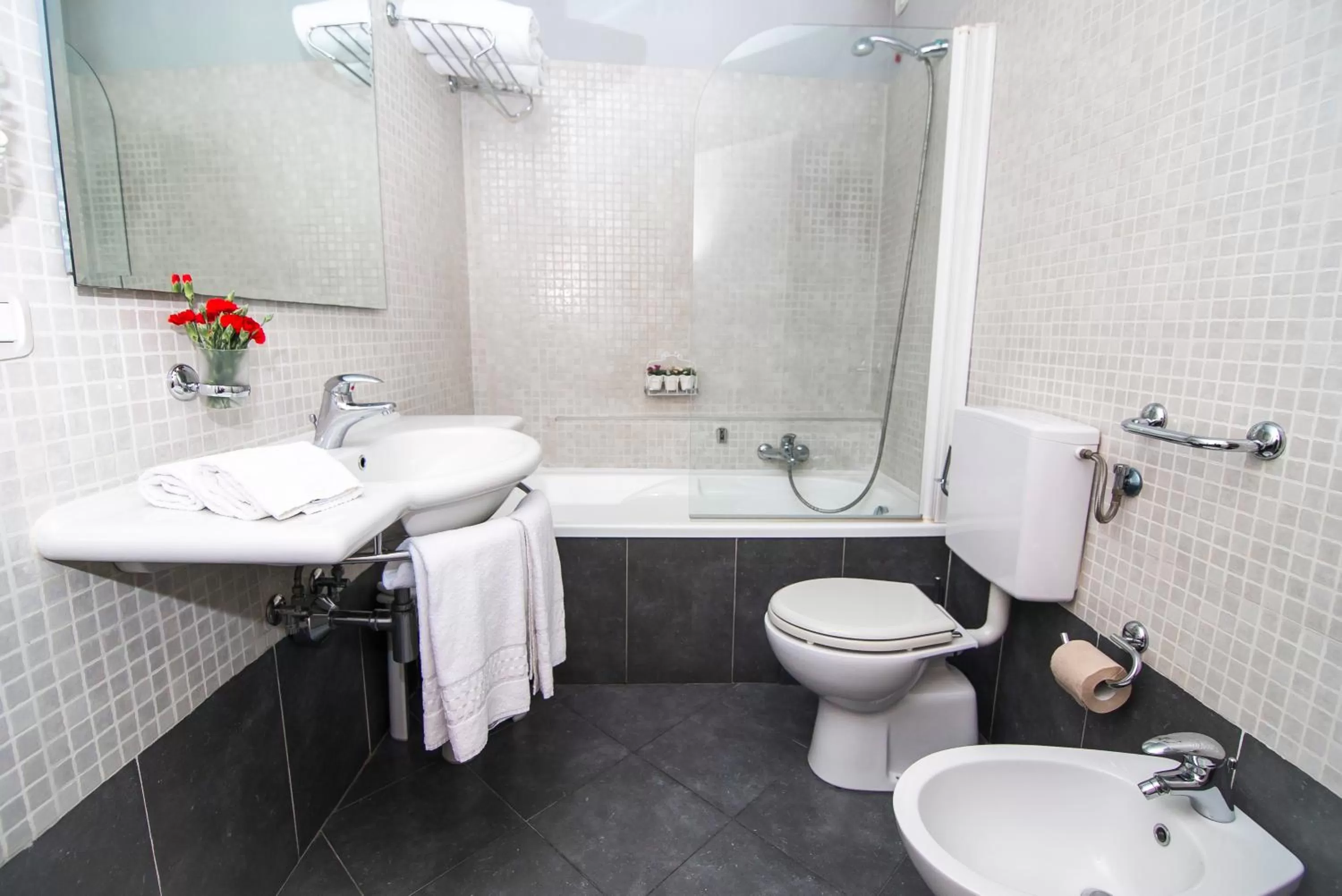 Bathroom in Hotel La Colonna