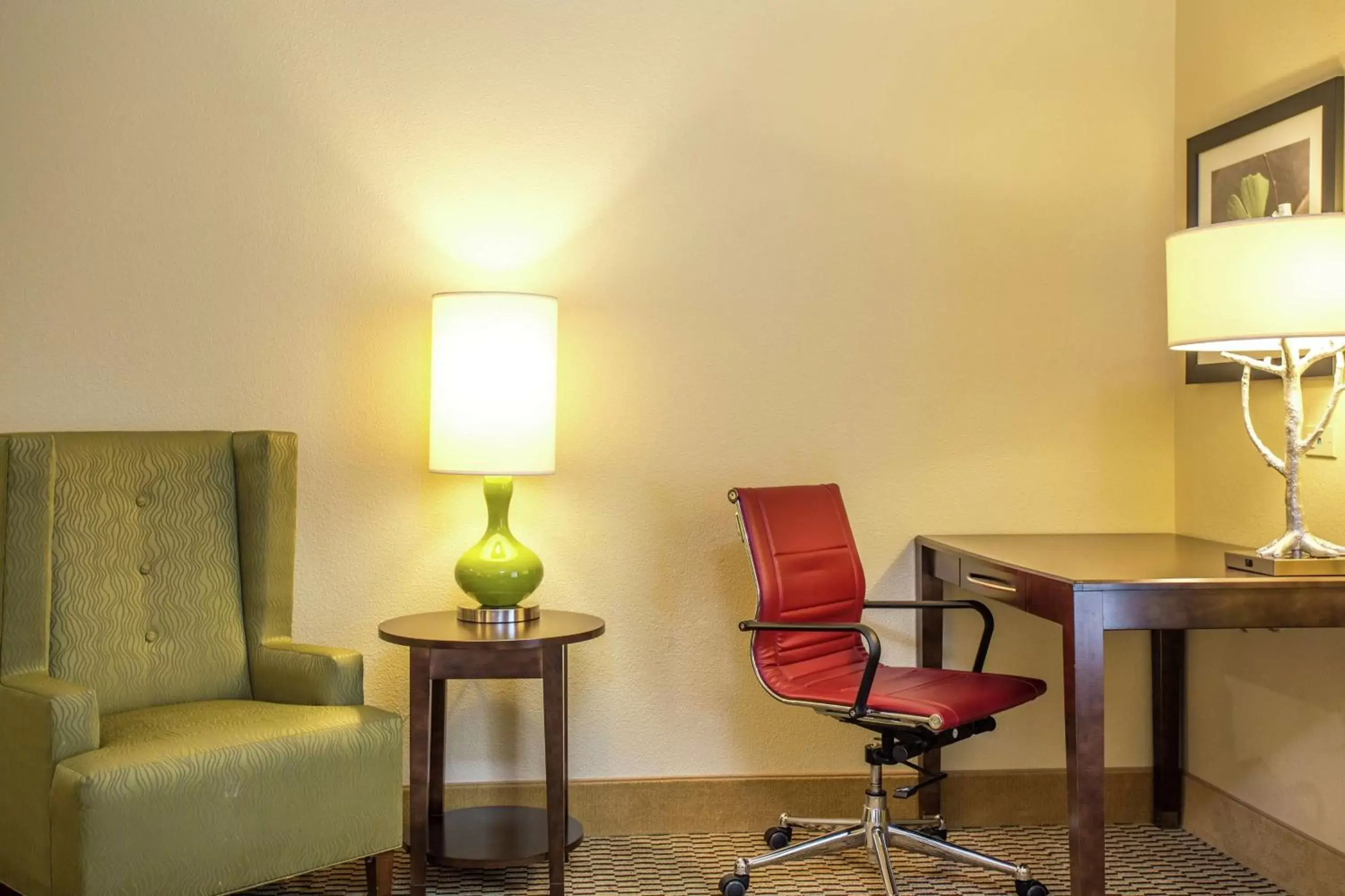 Bedroom, Seating Area in Hampton Inn & Suites Williamsport - Faxon Exit