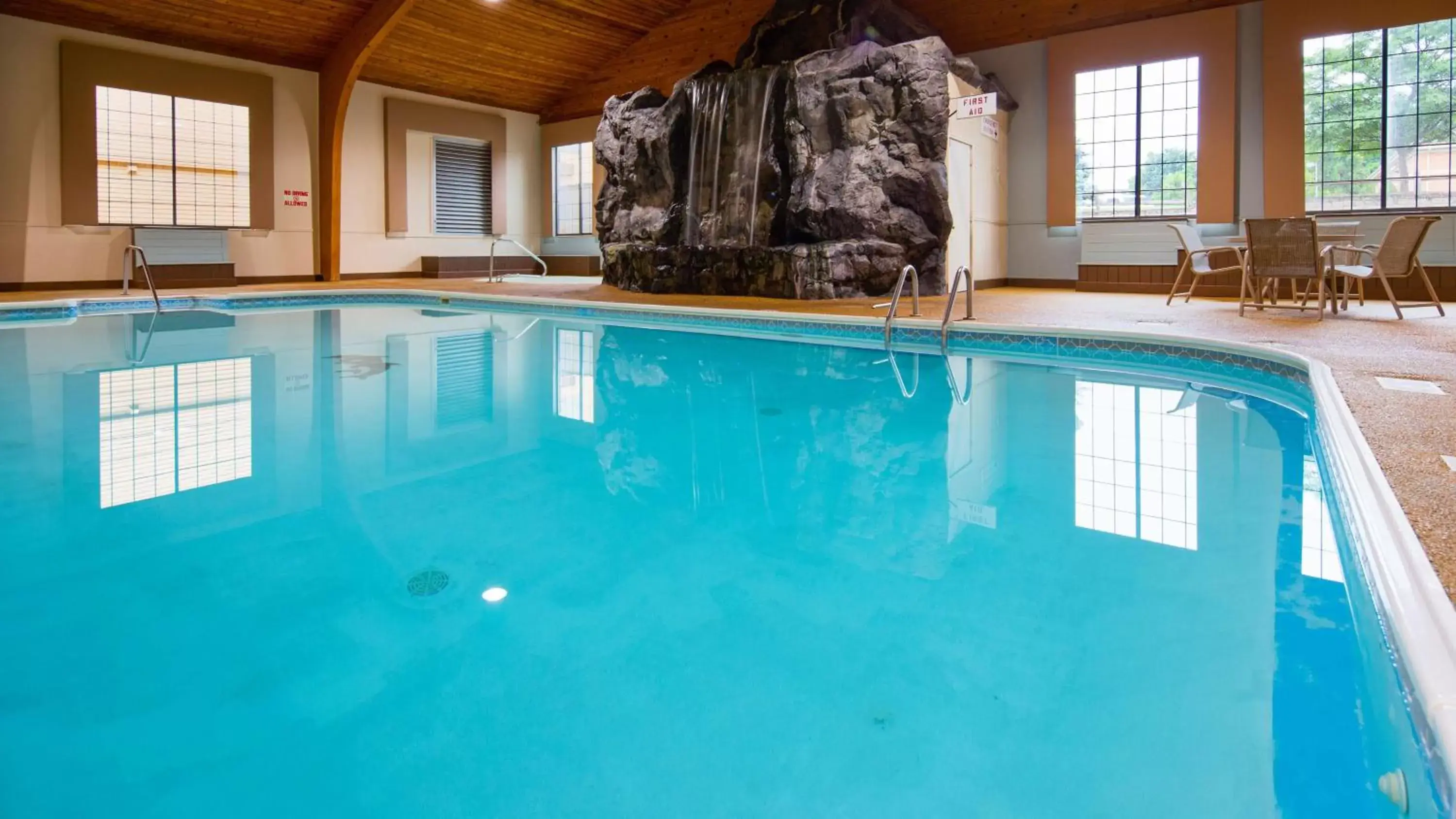 Activities, Swimming Pool in Best Western Lapeer Inn