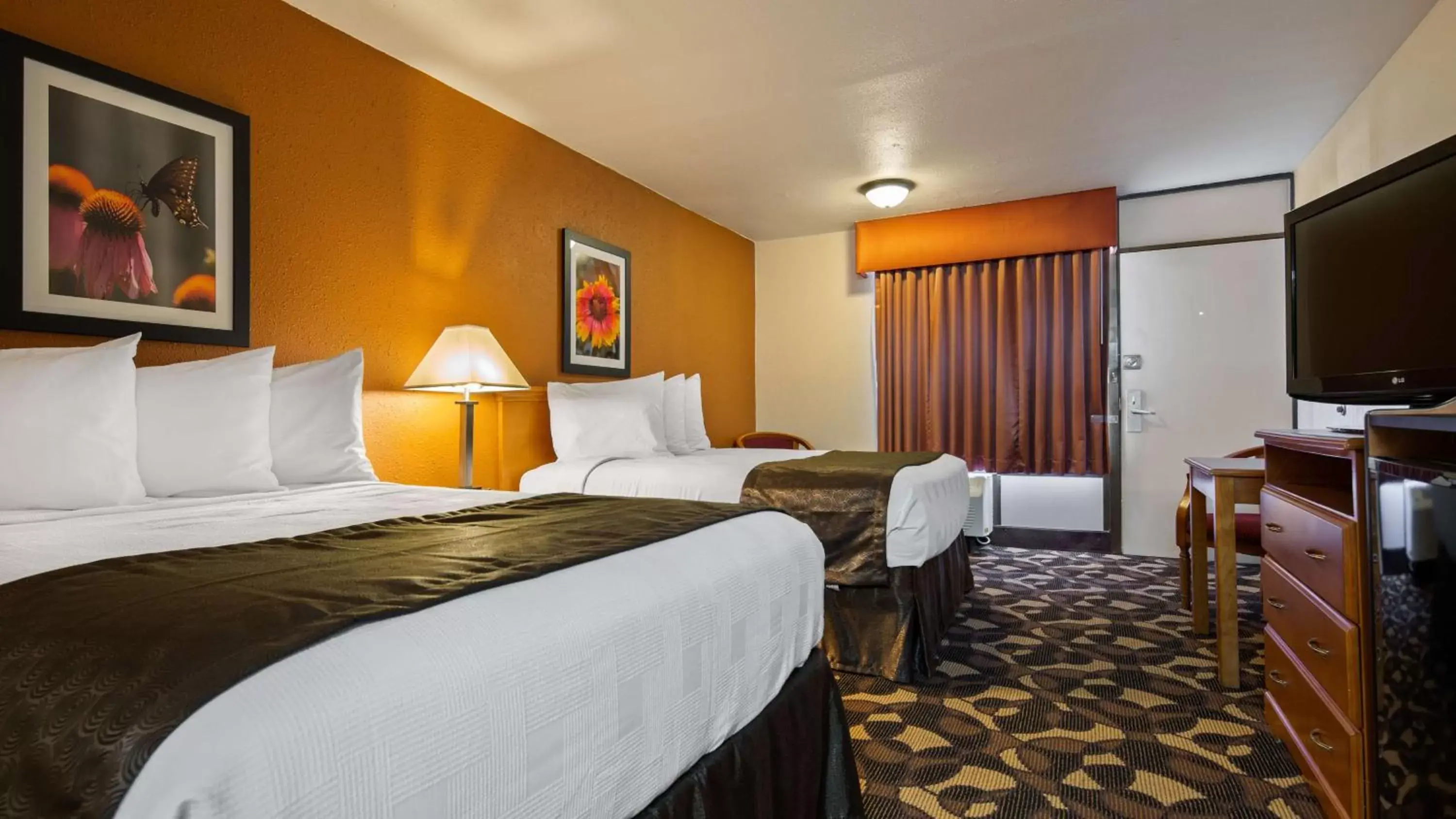 Photo of the whole room, Bed in Best Western Tulsa Airport