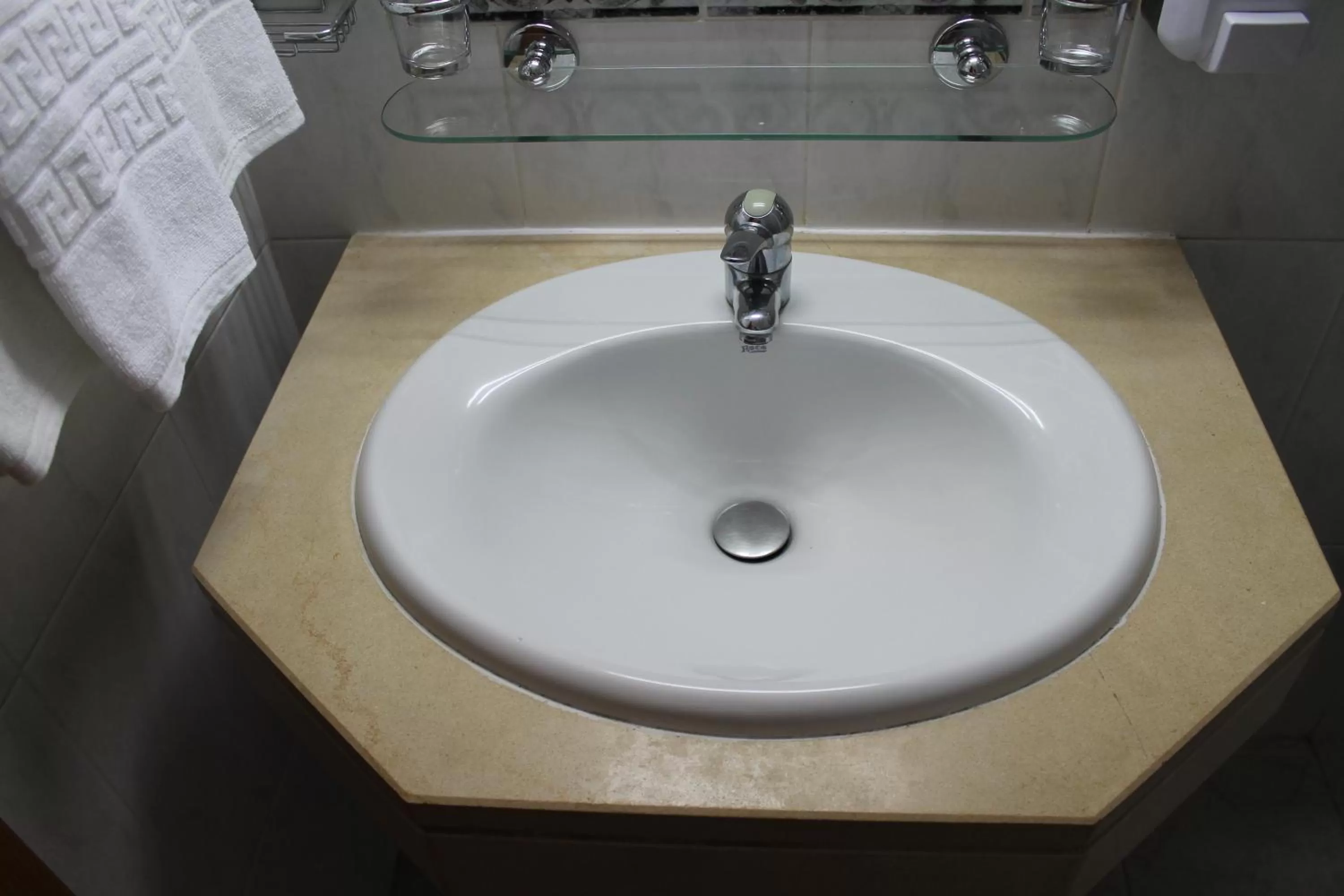 Bathroom in Real Caparica Hotel