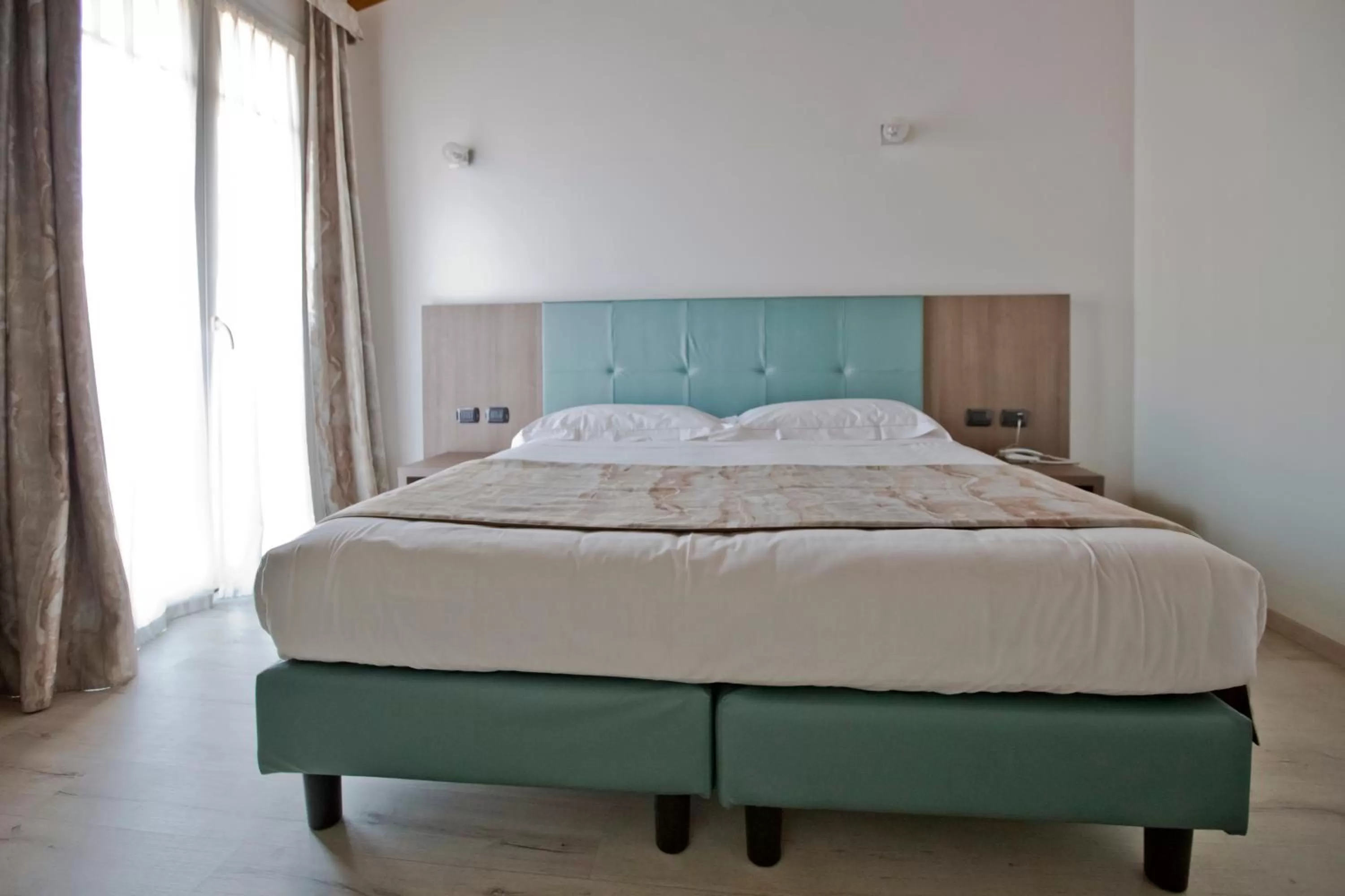 Bed in Hotel Lago di Como