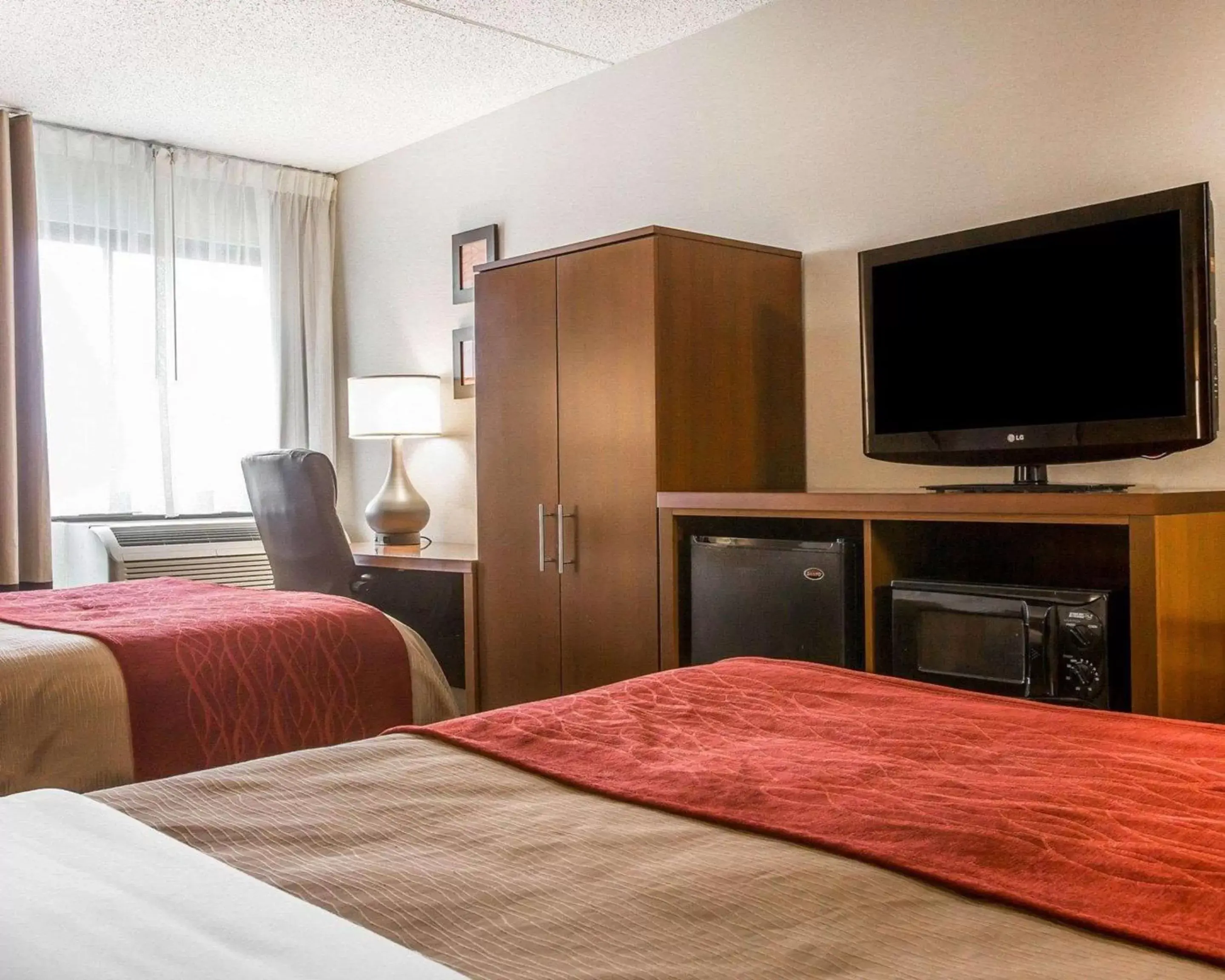 Photo of the whole room, TV/Entertainment Center in Comfort Inn Latham/Albany North