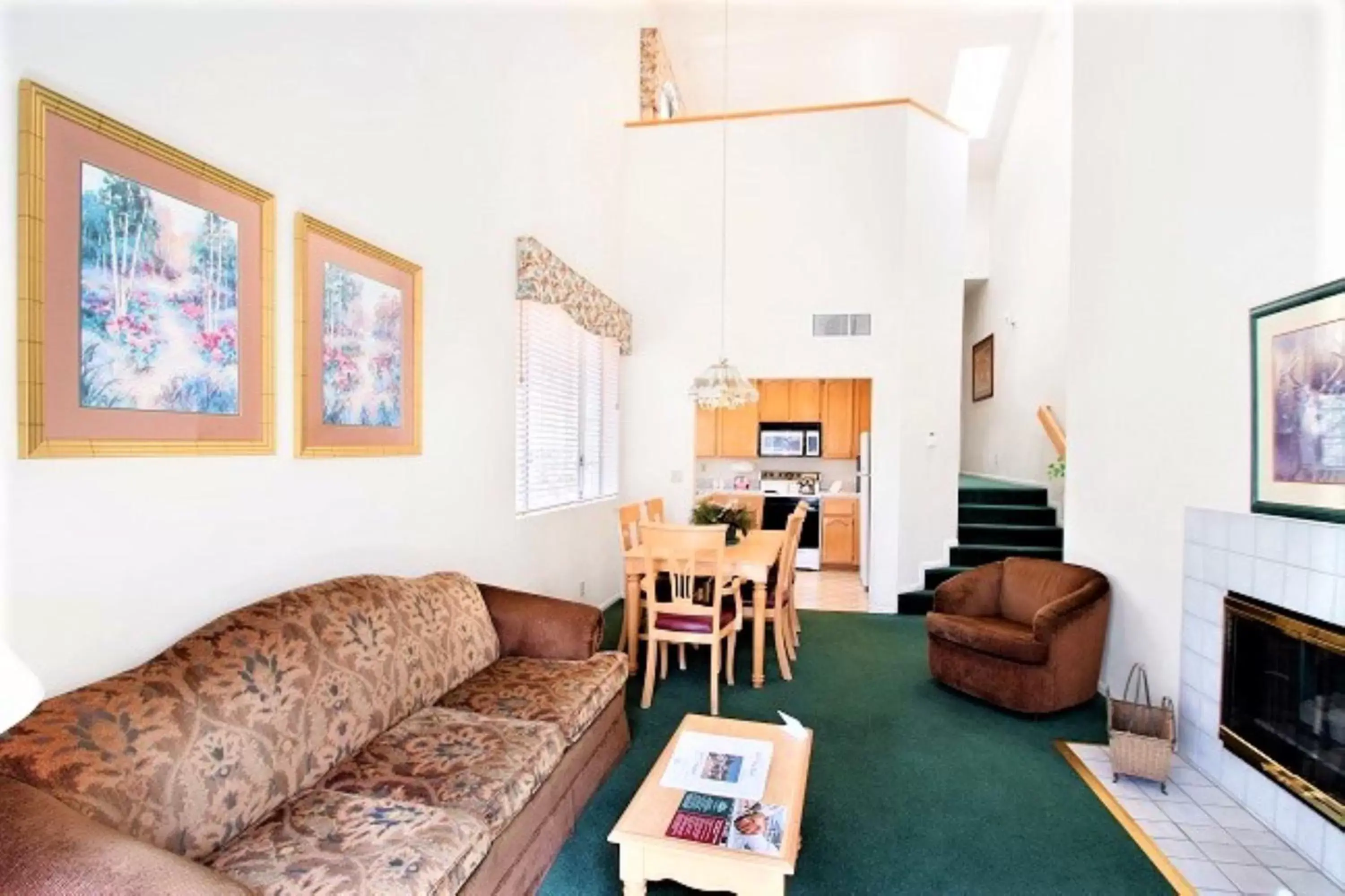 Kitchen or kitchenette, Seating Area in North Bay At Lake Arrowhead