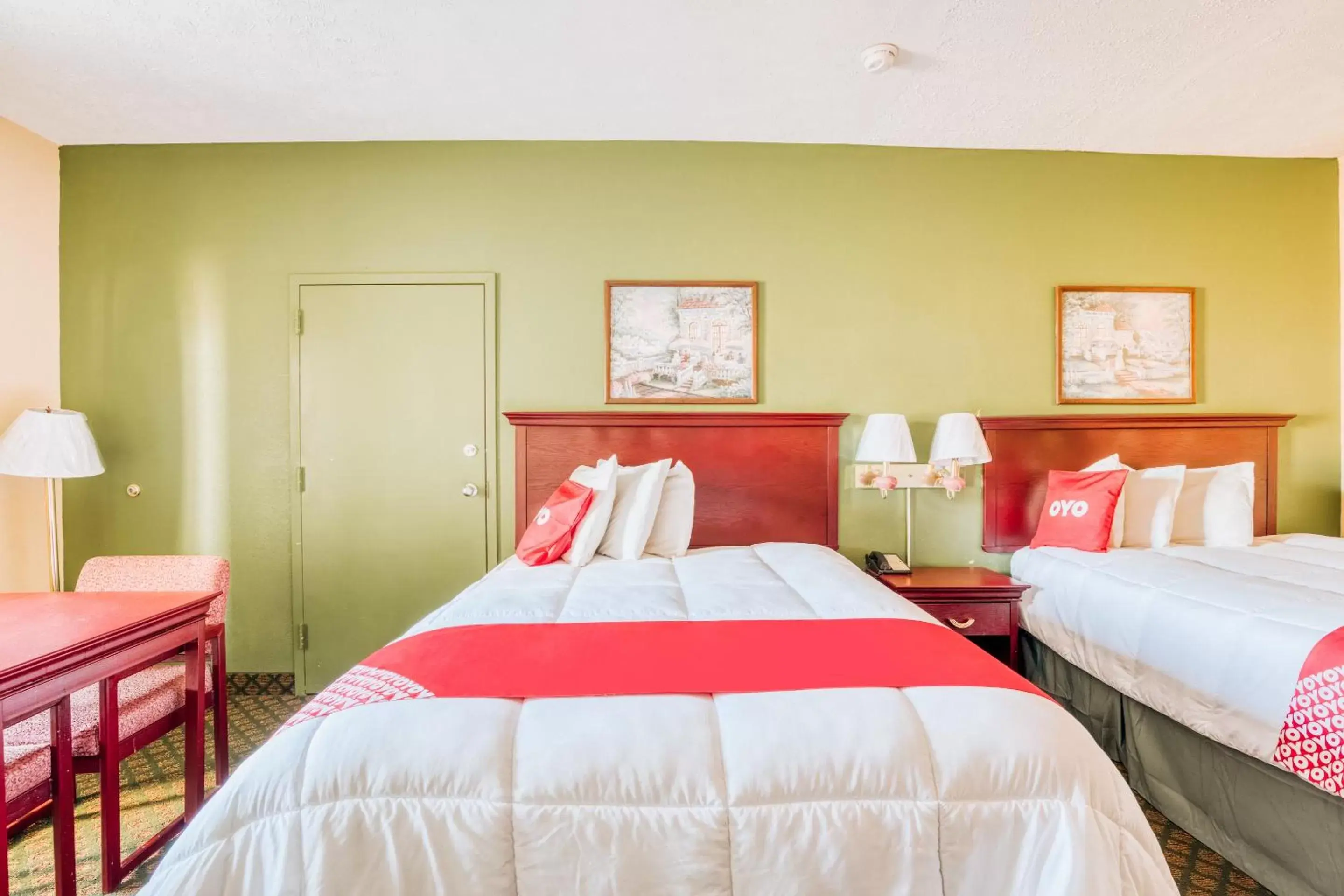 Bedroom, Bed in OYO Hotel Grenada West