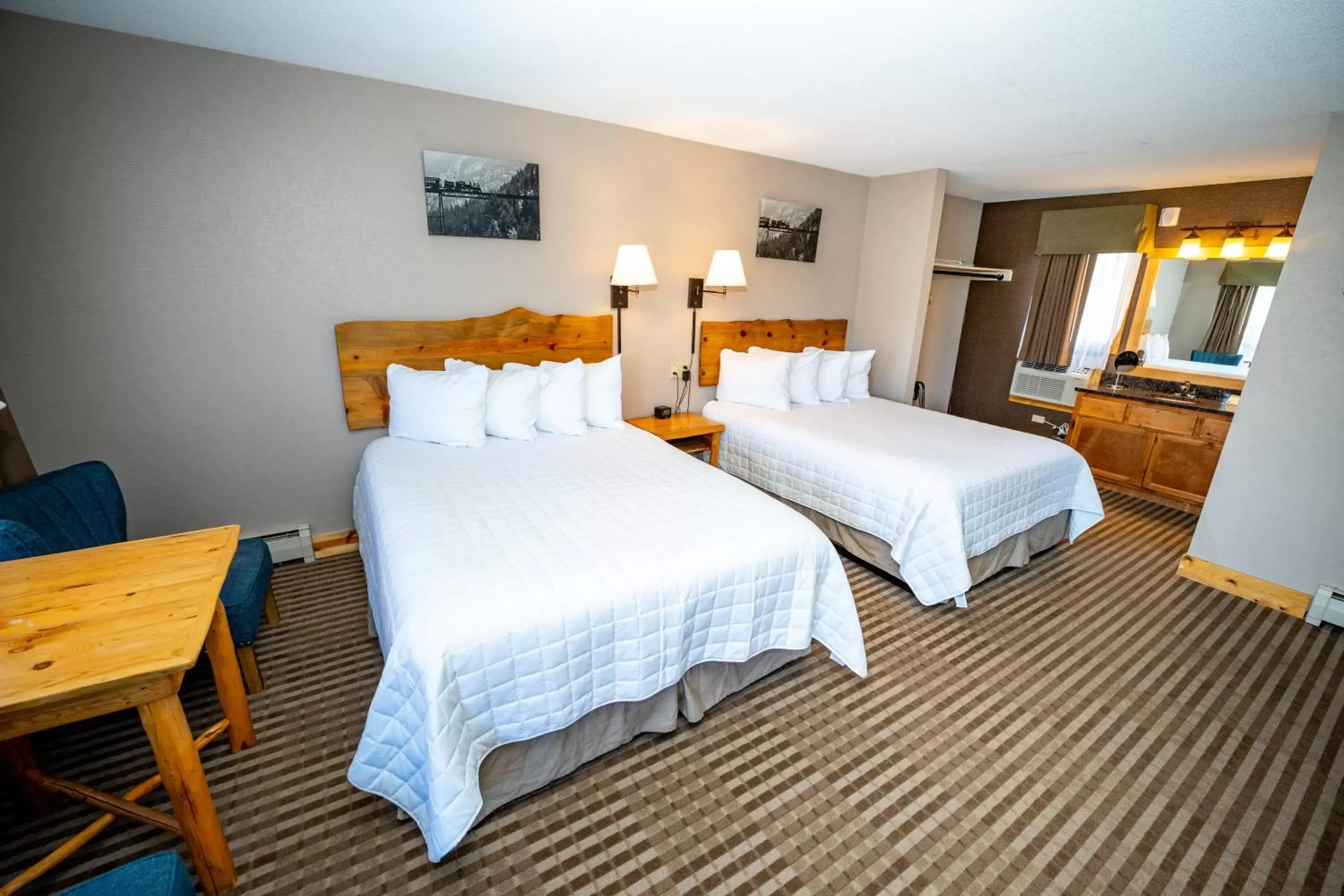 Queen Room with Two Queen Beds - Pet Friendly in Hotel Estes Queen Room with Two Queen Beds - Pet Friendly in Hotel Estes