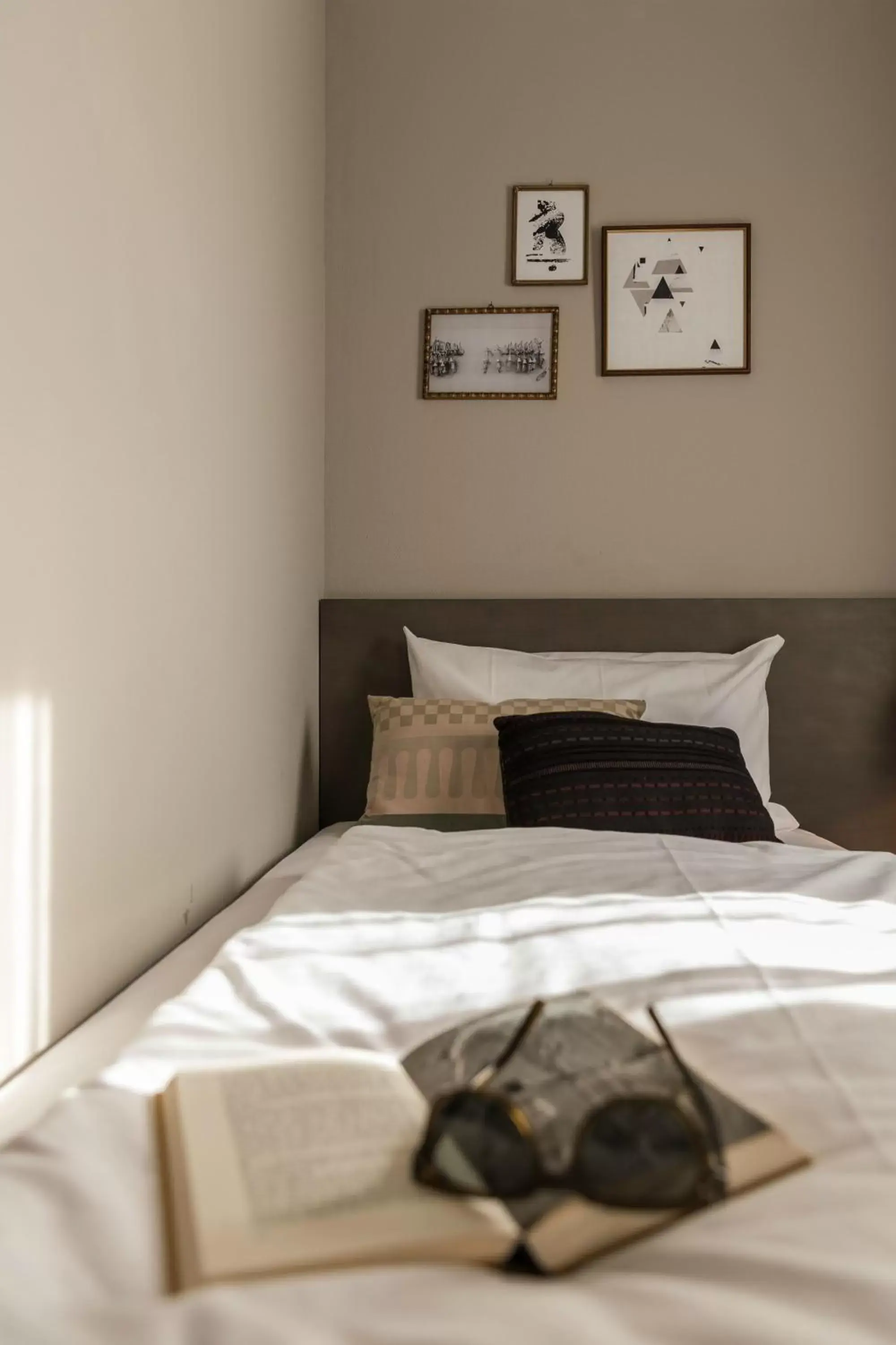 Photo of the whole room, Bed in Bold Hotel Frankfurt Messe Photo of the whole room, Bed in Bold Hotel Frankfurt Messe