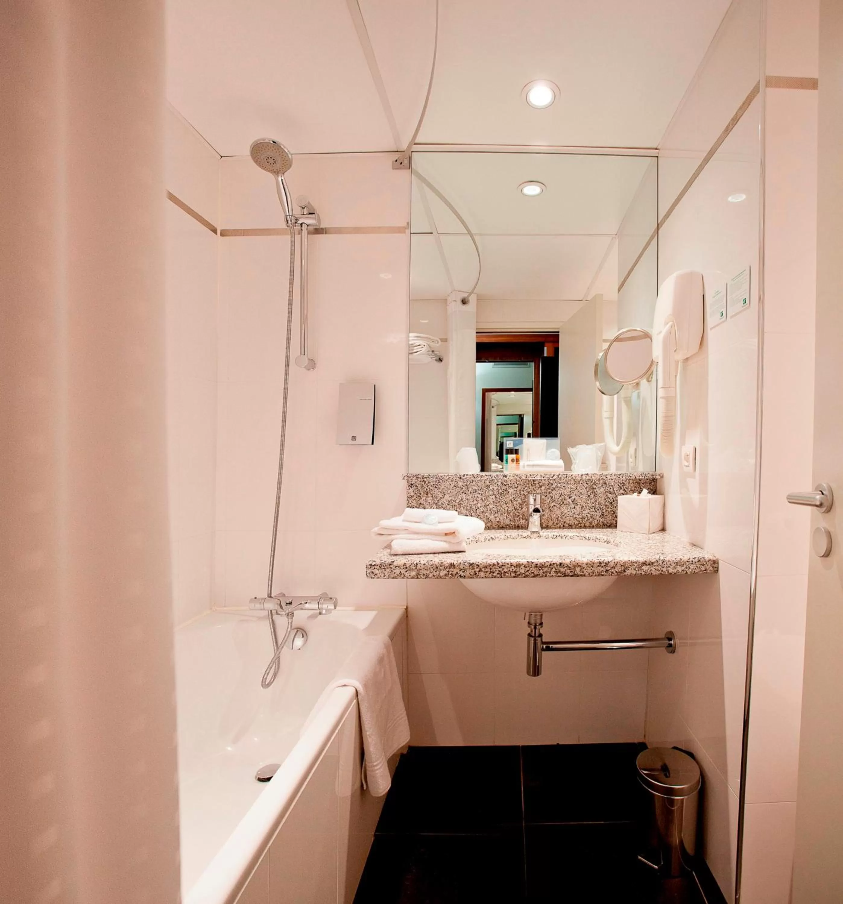 Photo of the whole room in Holiday Inn Bordeaux Sud - Pessac by IHG