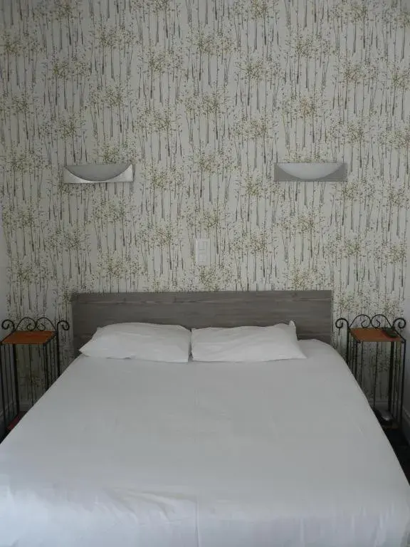 Bed in Hôtel Les Alizés