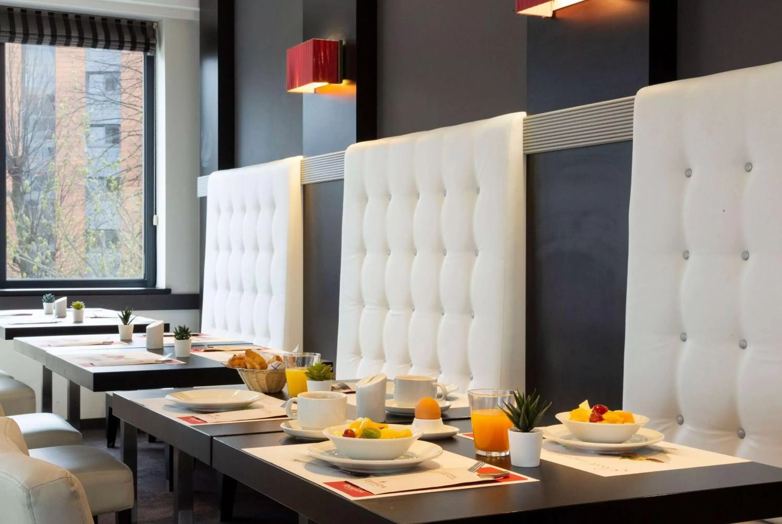 Restaurant/places to eat in Hotel Ramada Brussels Woluwe