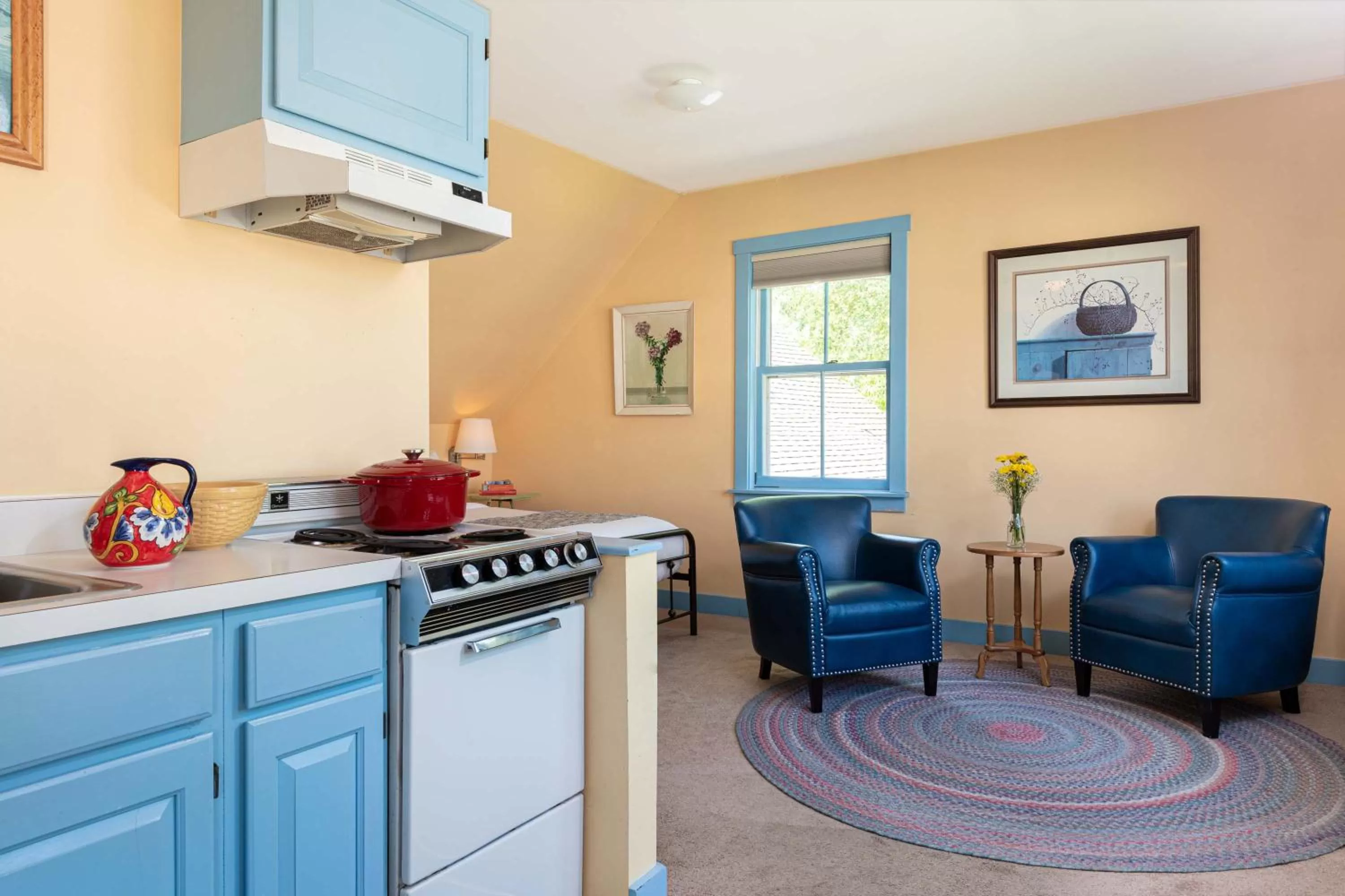 Kitchen or kitchenette in Old Stagecoach Inn