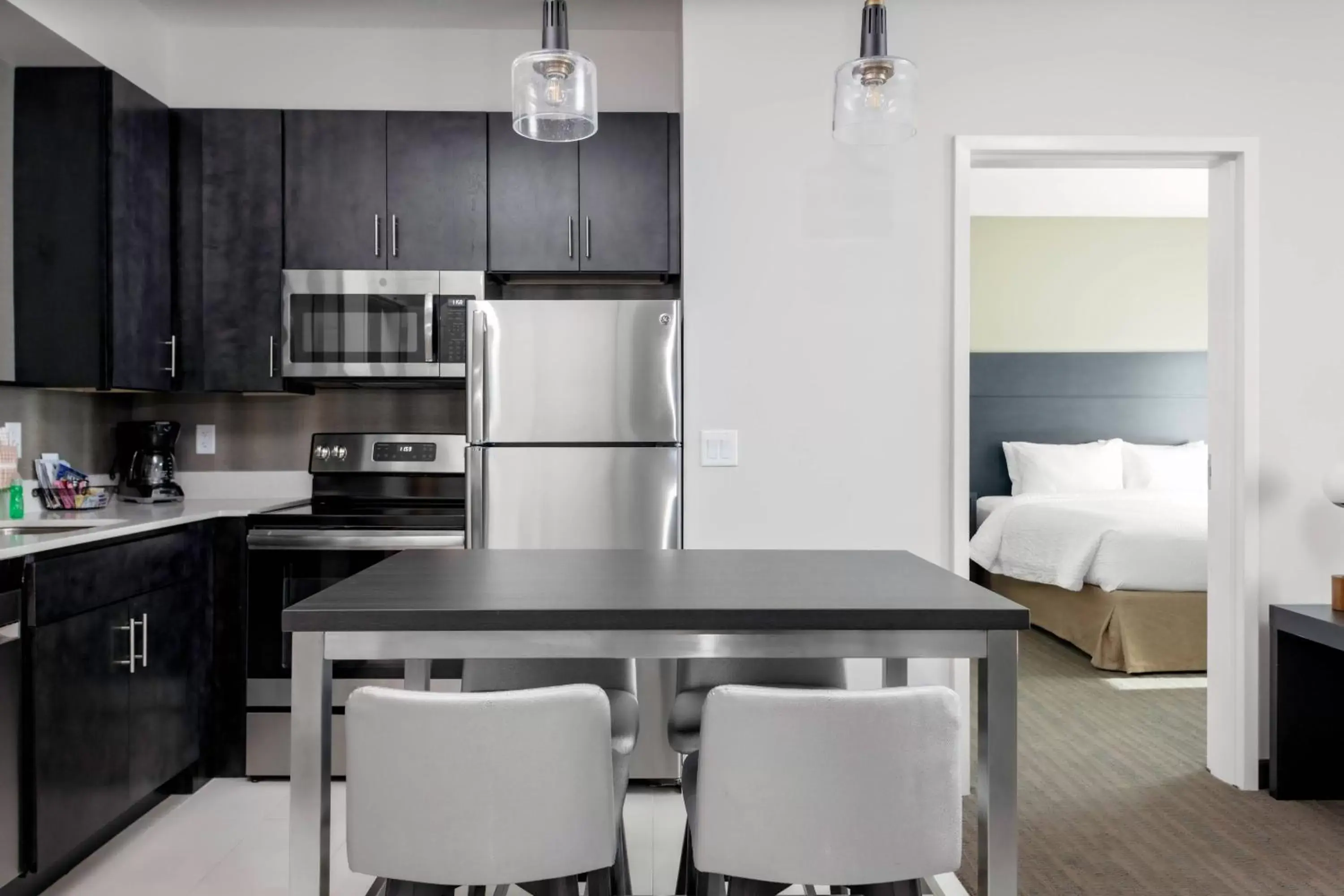 Bedroom, Kitchen/Kitchenette in Residence Inn by Marriott Phoenix Mesa East