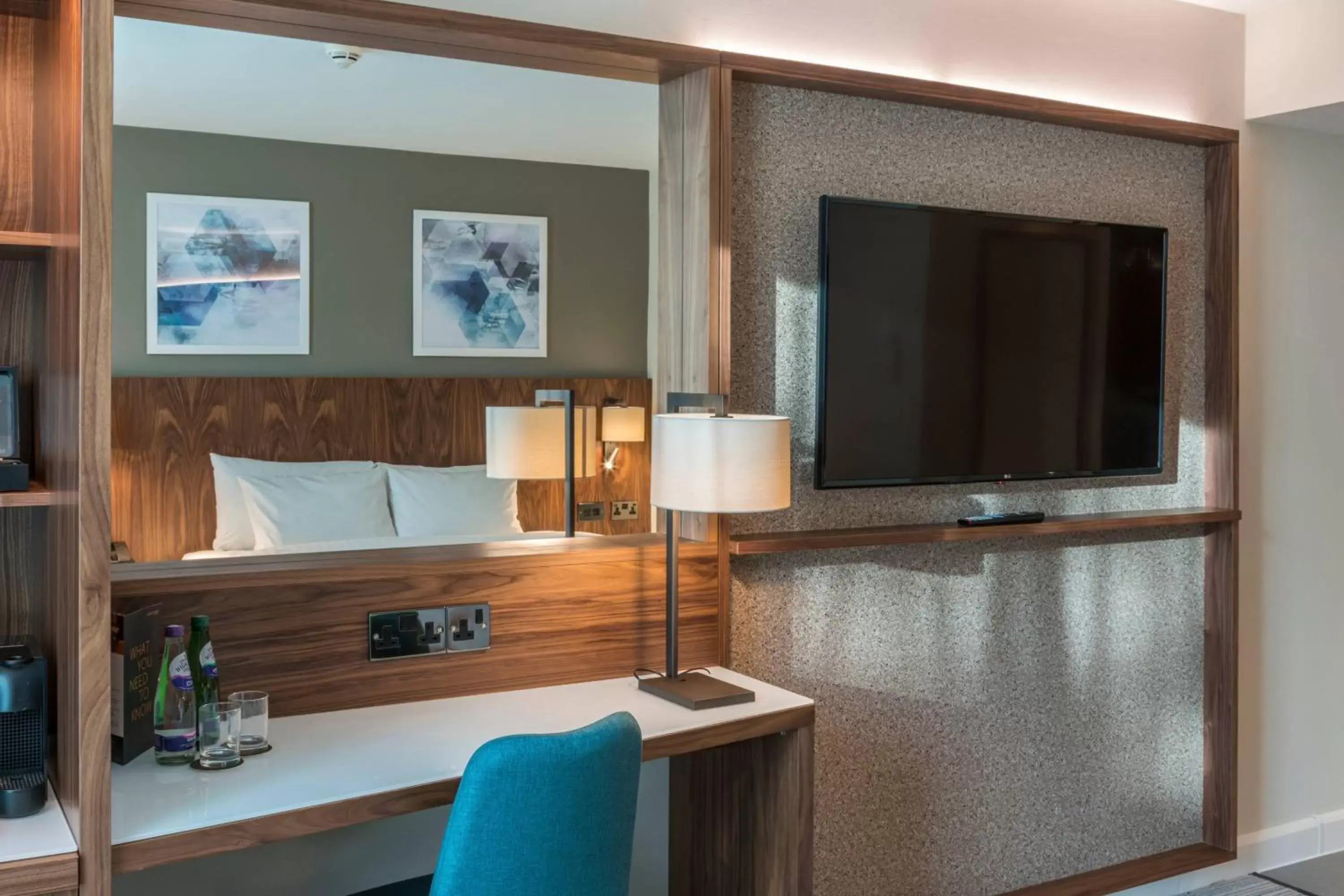 Photo of the whole room, TV/Entertainment Center in Courtyard by Marriott London Gatwick Airport