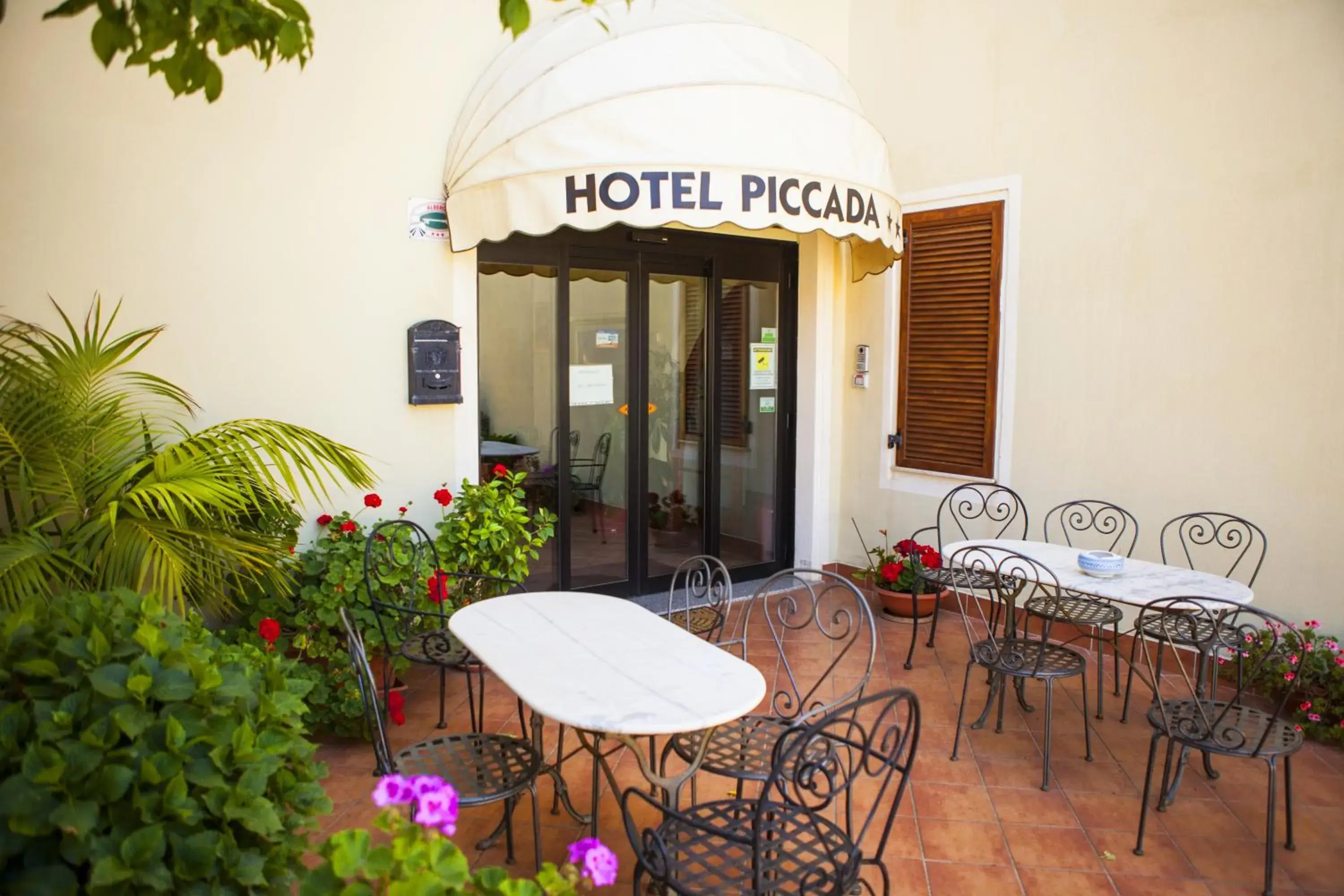 Patio, Restaurant/Places to Eat in Hotel Piccada