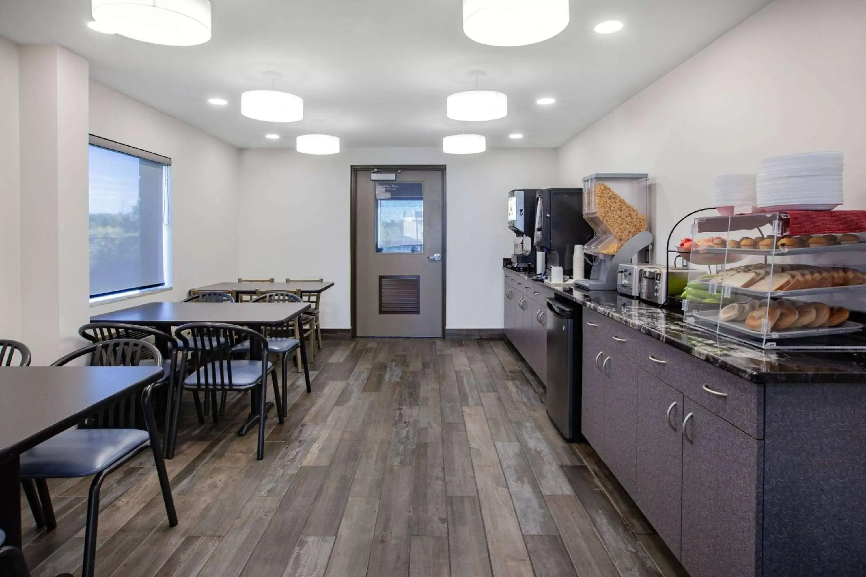 Breakfast in Super 8 by Wyndham Ambassador Bridge Windsor ON Breakfast in Super 8 by Wyndham Ambassador Bridge Windsor ON