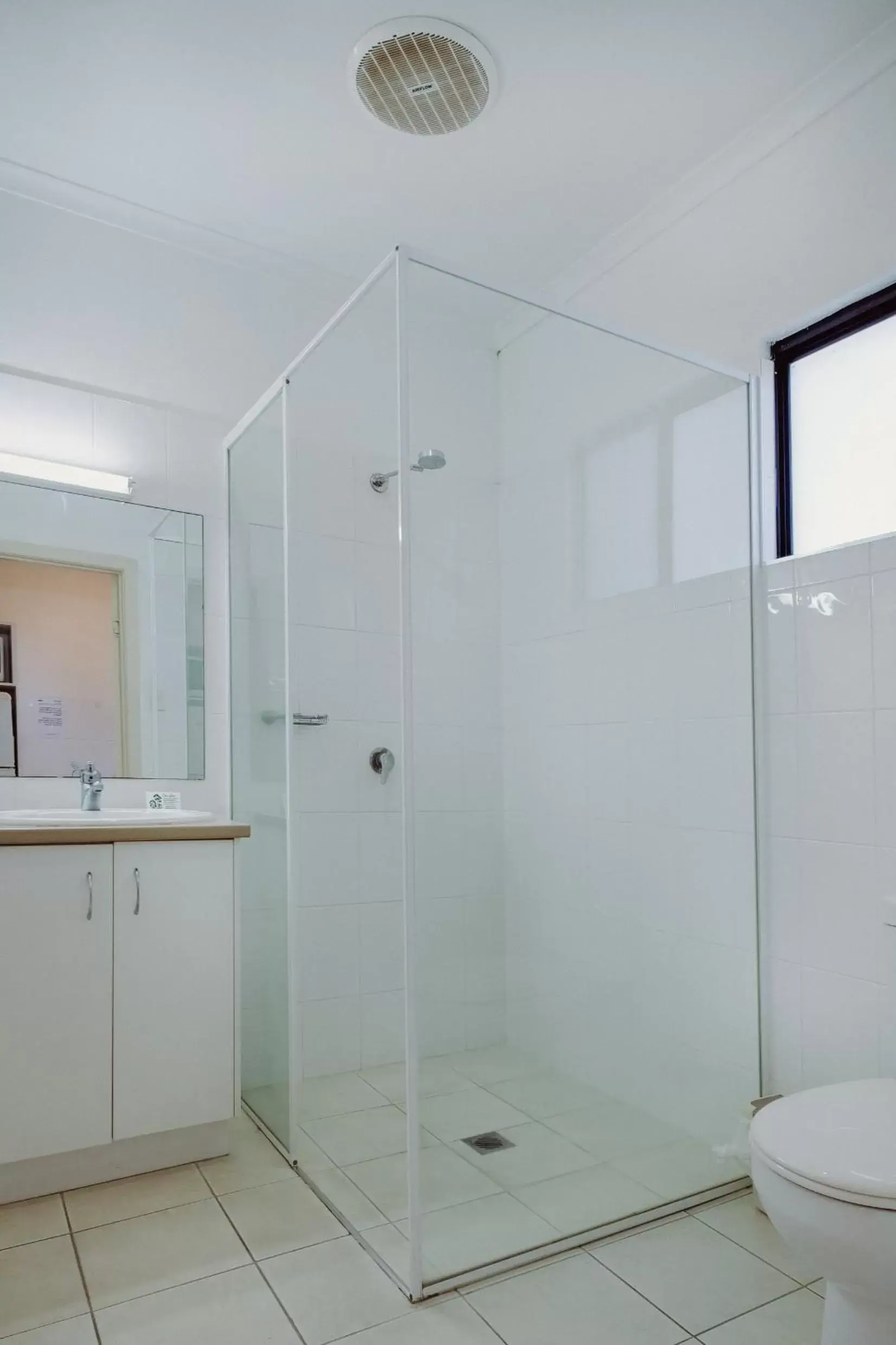 Shower, Bathroom in Artesian Spa Motel