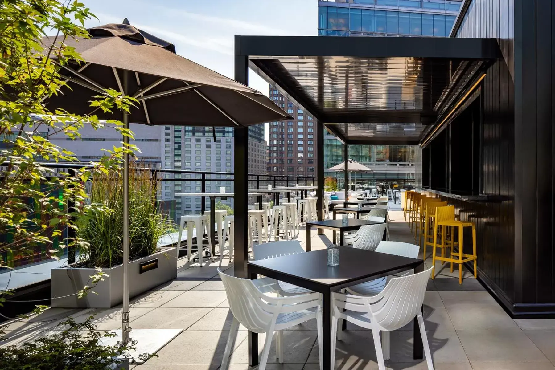 Patio, Restaurant/Places to Eat in Humaniti Hotel Montreal, Autograph Collection
