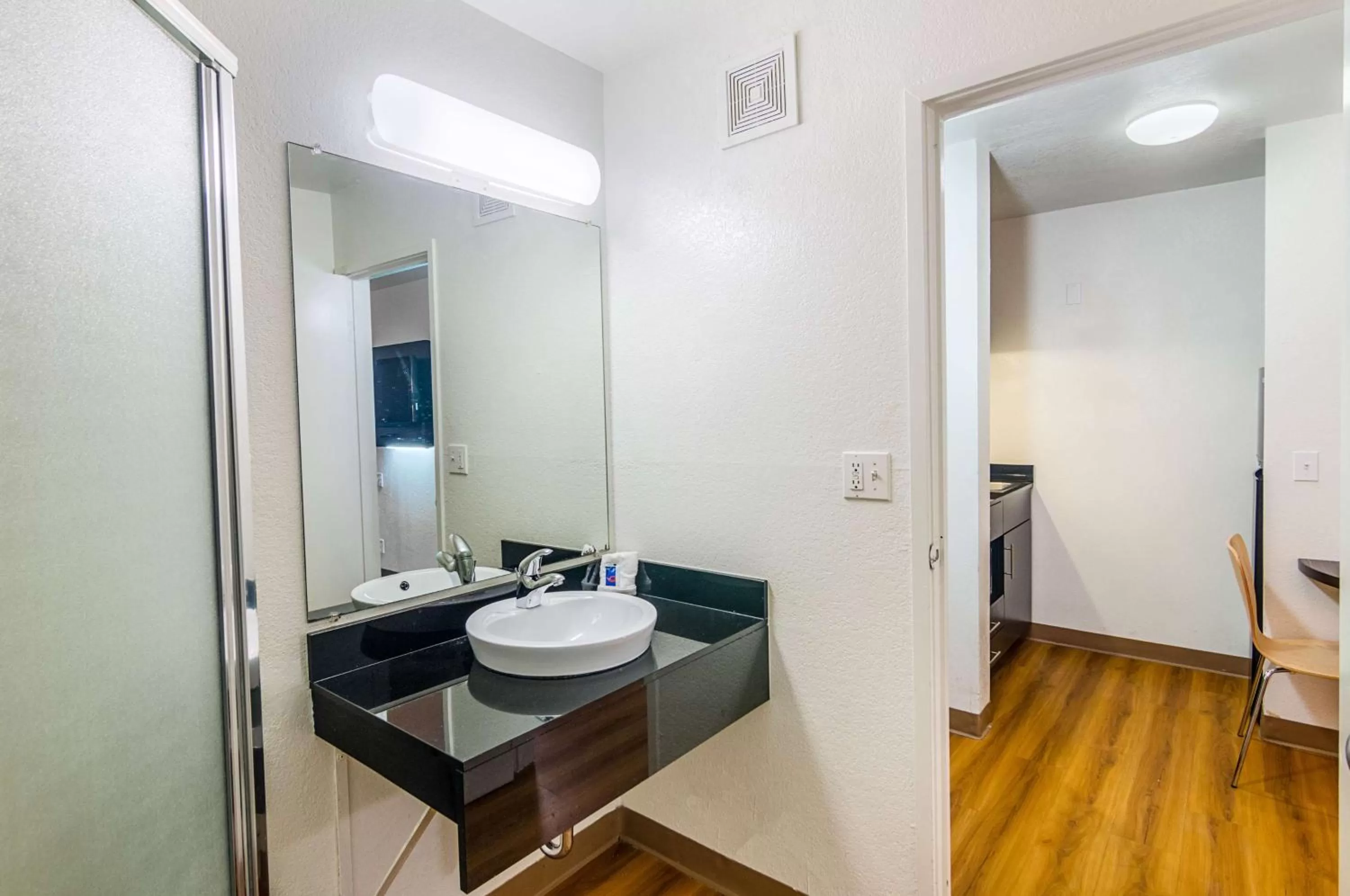 Photo of the whole room in Motel 6-Ardmore, OK