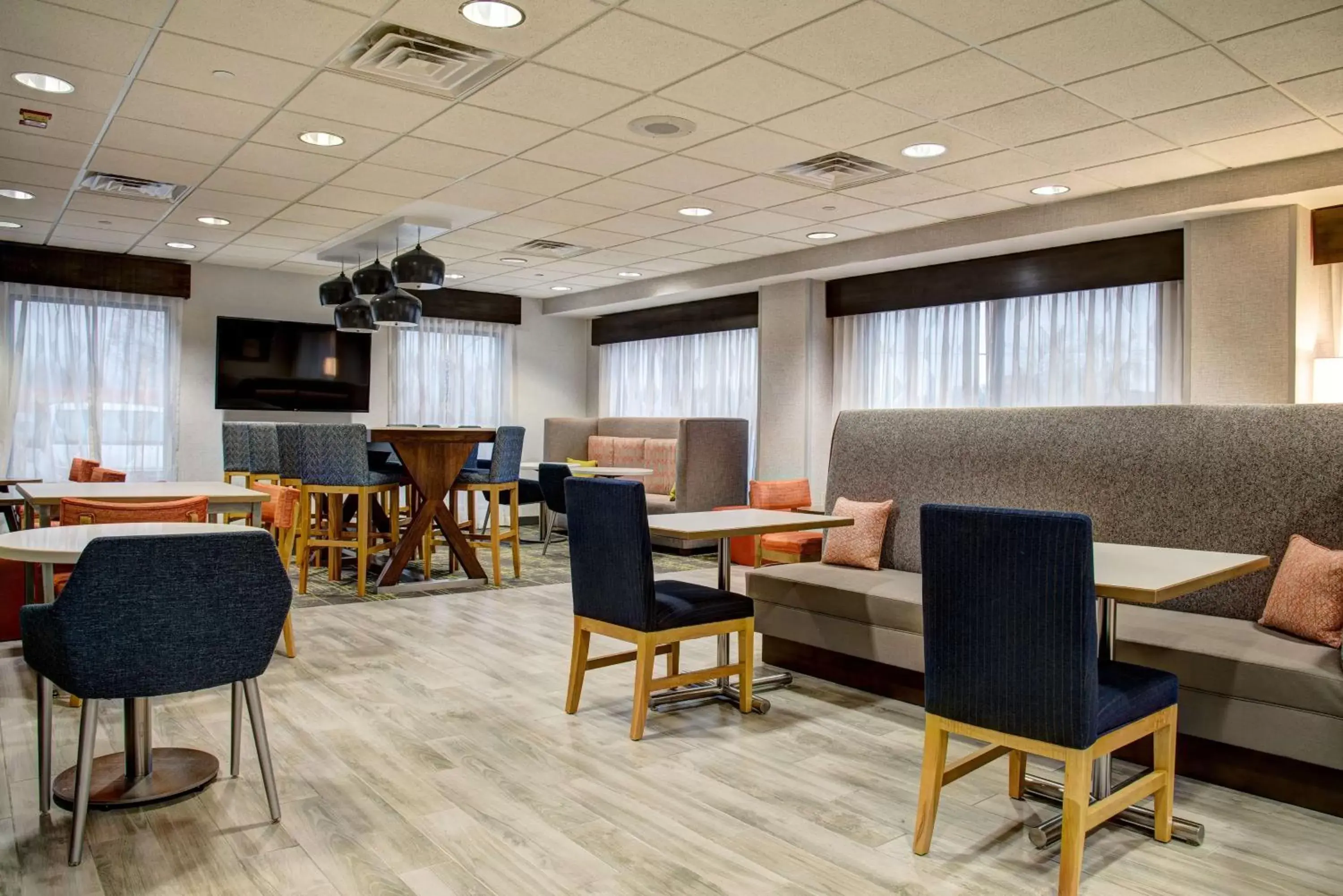 Lobby or reception, Restaurant/Places to Eat in Hampton Inn Rochester