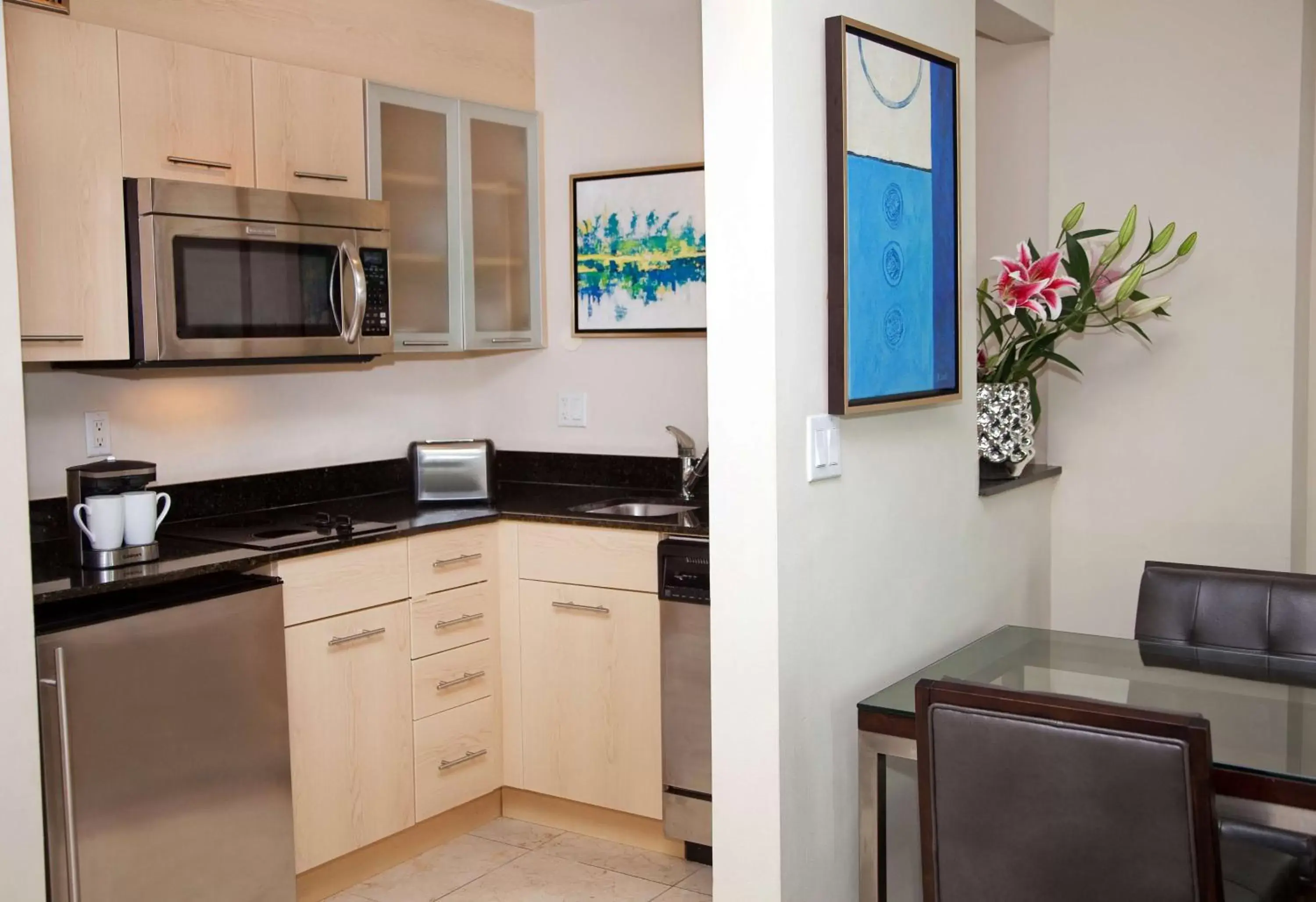 Kitchen or kitchenette, Kitchen/Kitchenette in GALLERYone - a DoubleTree Suites by Hilton Hotel
