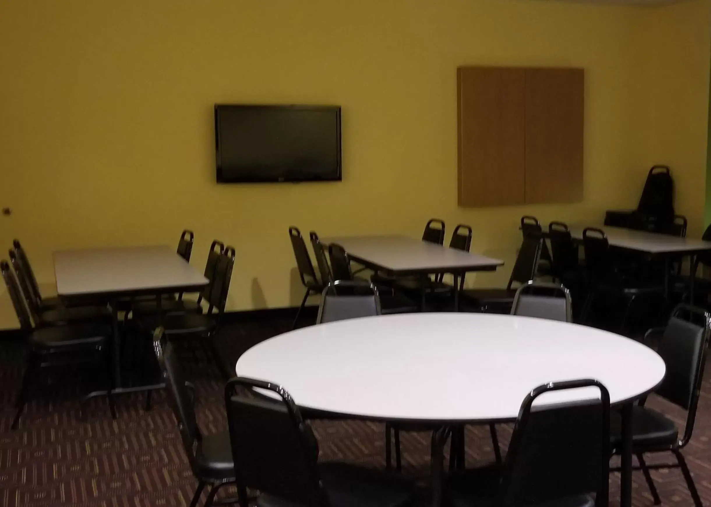 Meeting/conference room, Restaurant/Places to Eat in Microtel Inn & Suites by Wyndham Delphos
