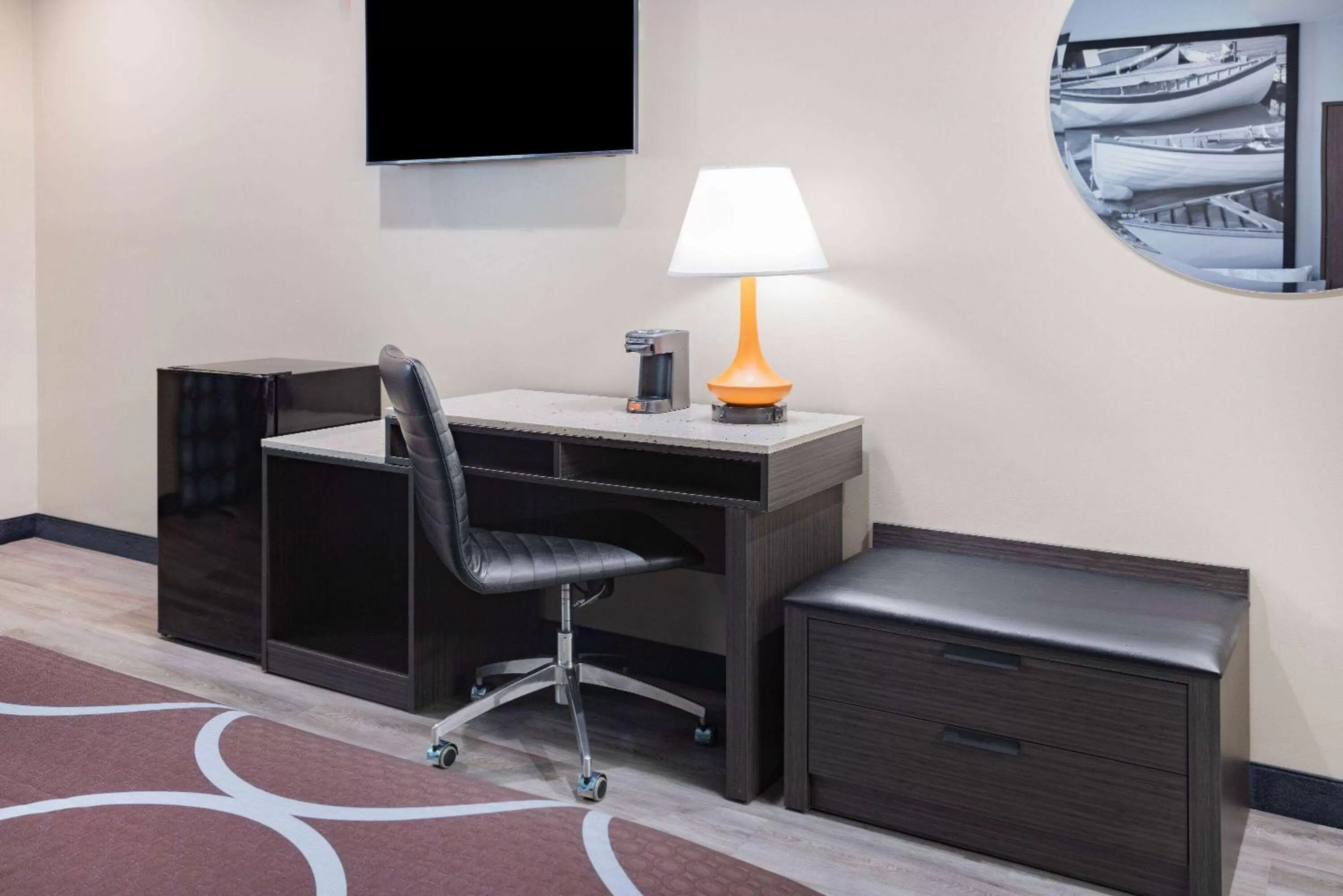 Photo of the whole room in Super 8 by Wyndham Lindenhurst