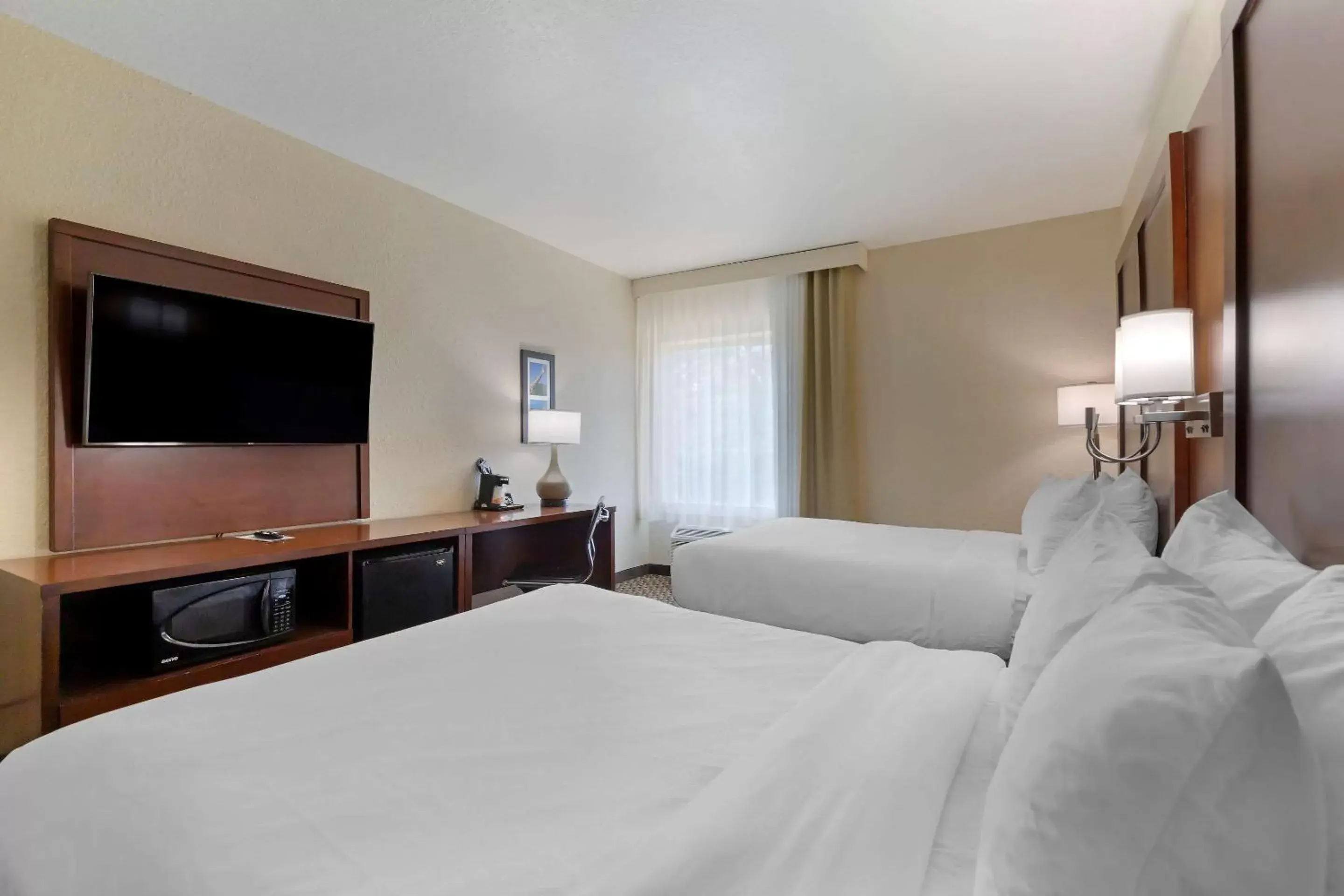 Photo of the whole room, Bed in Comfort Inn & Suites Near Six Flags & Medical Center