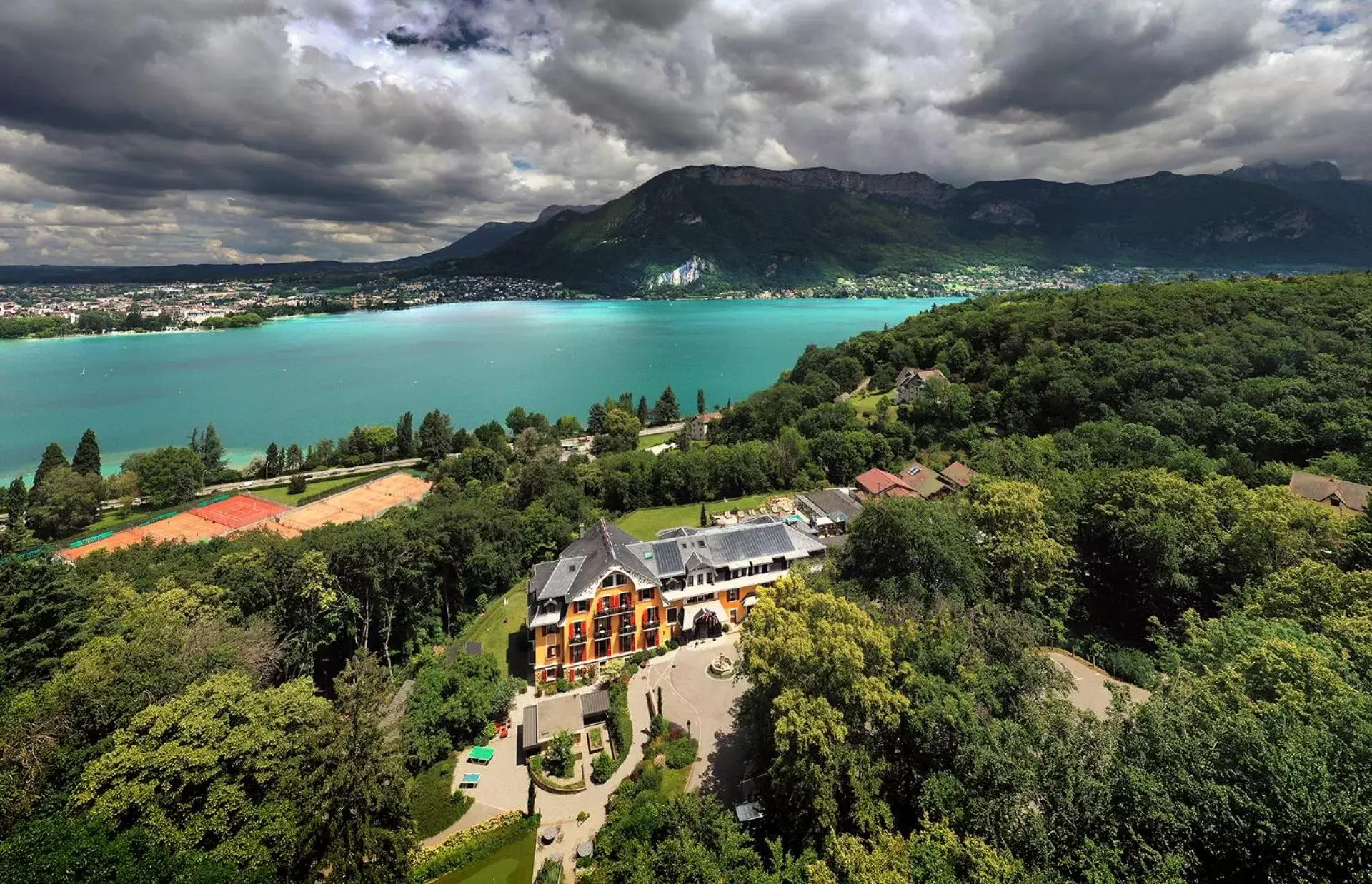 Property building, Bird's-eye View in Les Trésoms Lake and Spa Resort