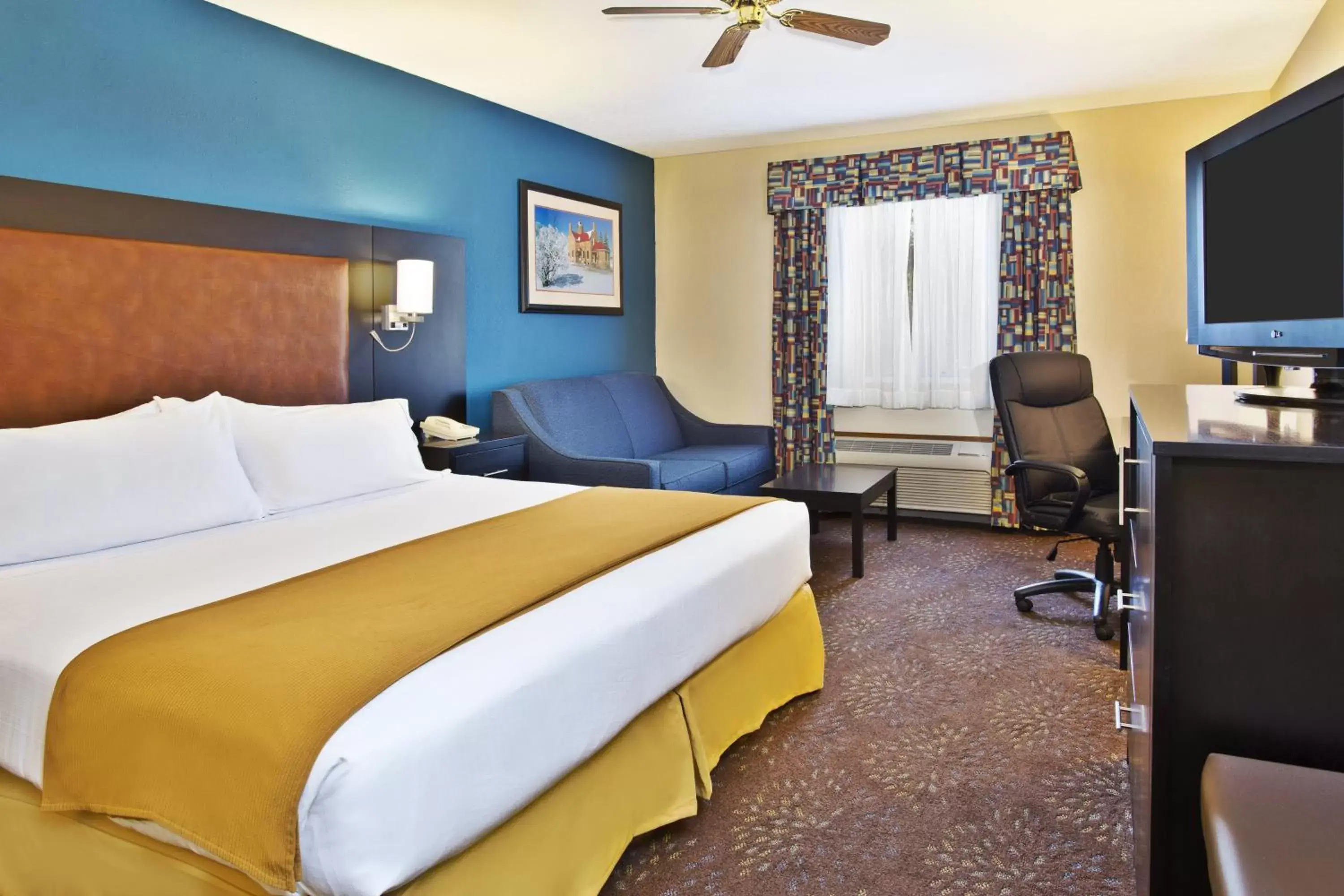 Photo of the whole room, Bed in Holiday Inn Express Mackinaw City, an IHG Hotel