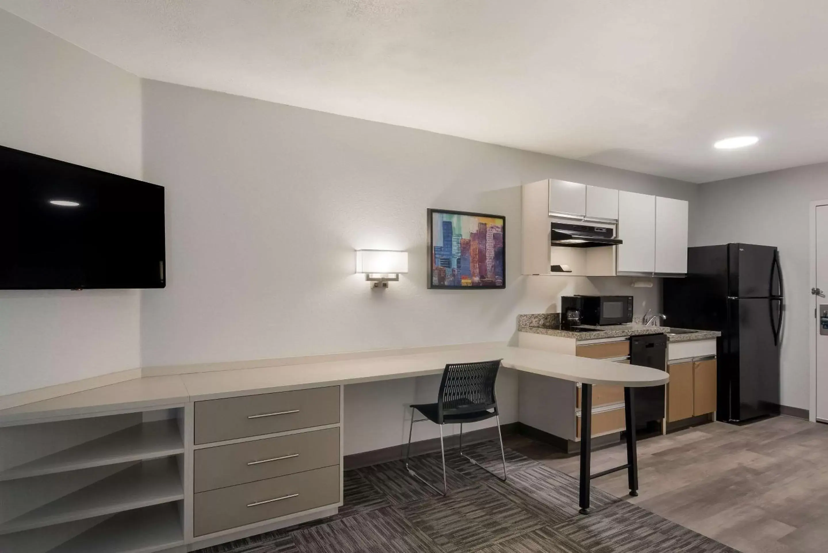 Bedroom, TV/Entertainment Center in MainStay Suites Salt Lake City Fort Union