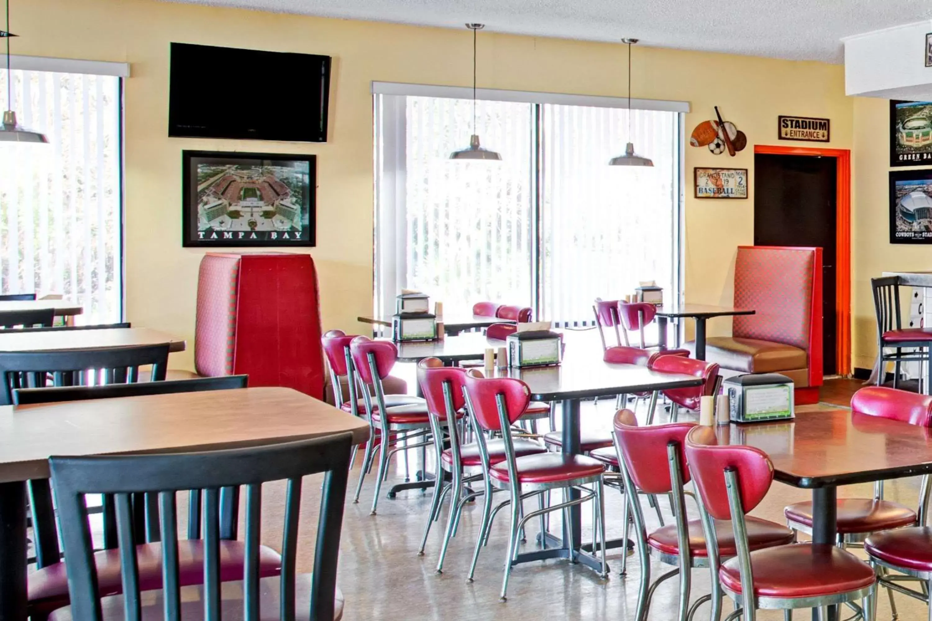 Restaurant/Places to Eat in Days Inn by Wyndham Cocoa Cruiseport West At I-95/524