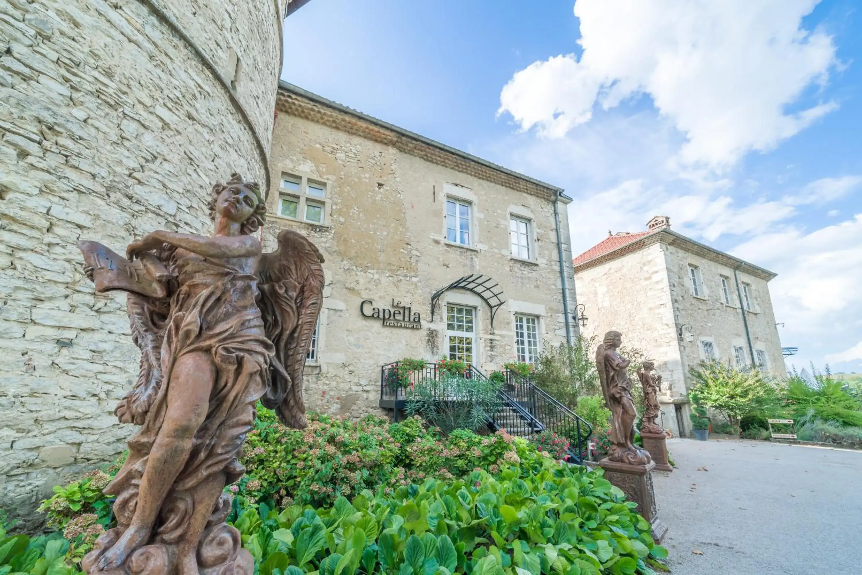 Property Building in Château Chapeau Cornu