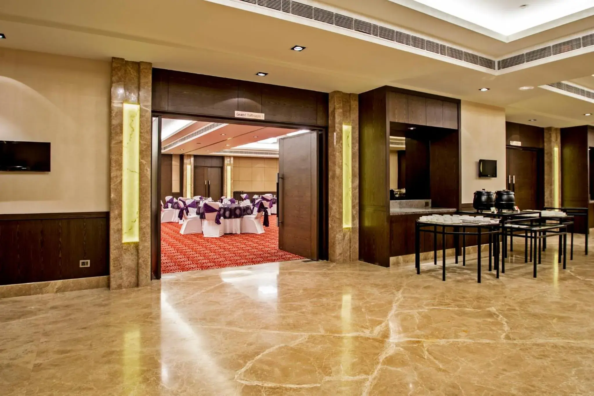 Meeting/conference room, Restaurant/Places to Eat in Holiday Inn Amritsar Ranjit Avenue, an IHG Hotel