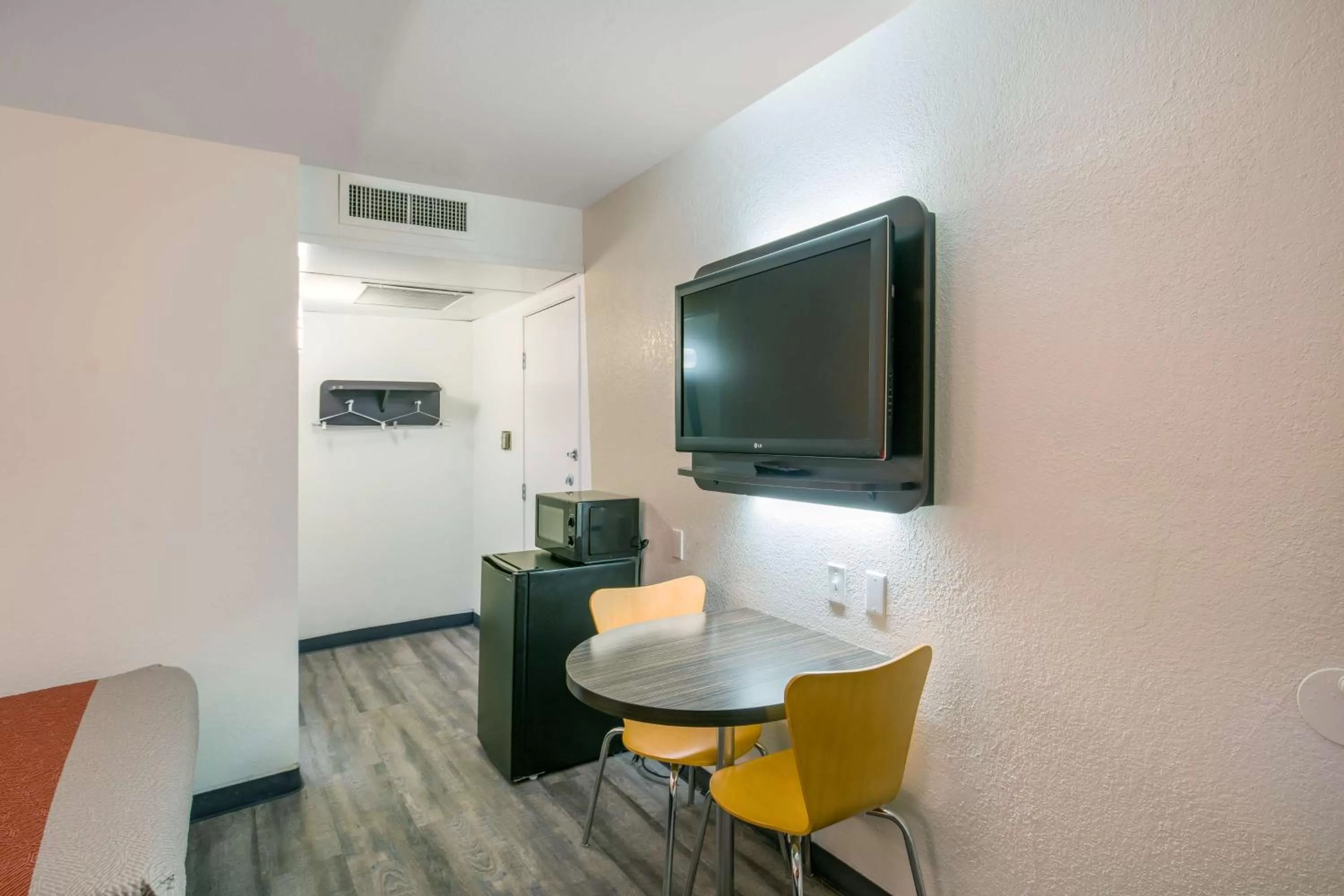 TV and multimedia in Motel 6 Williams, Ca