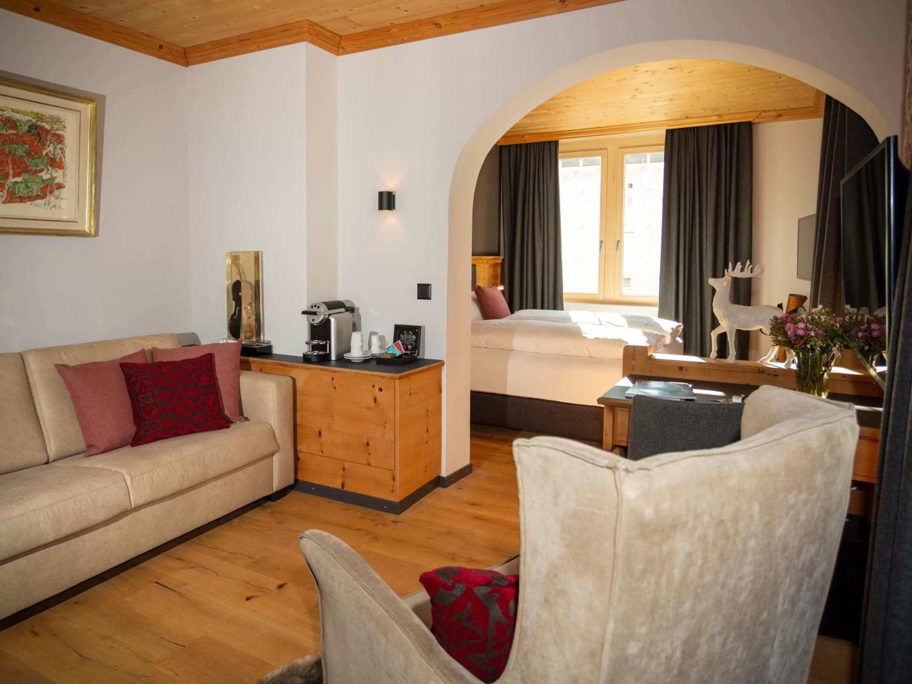 Living room, Bed in Hotel Parsenn