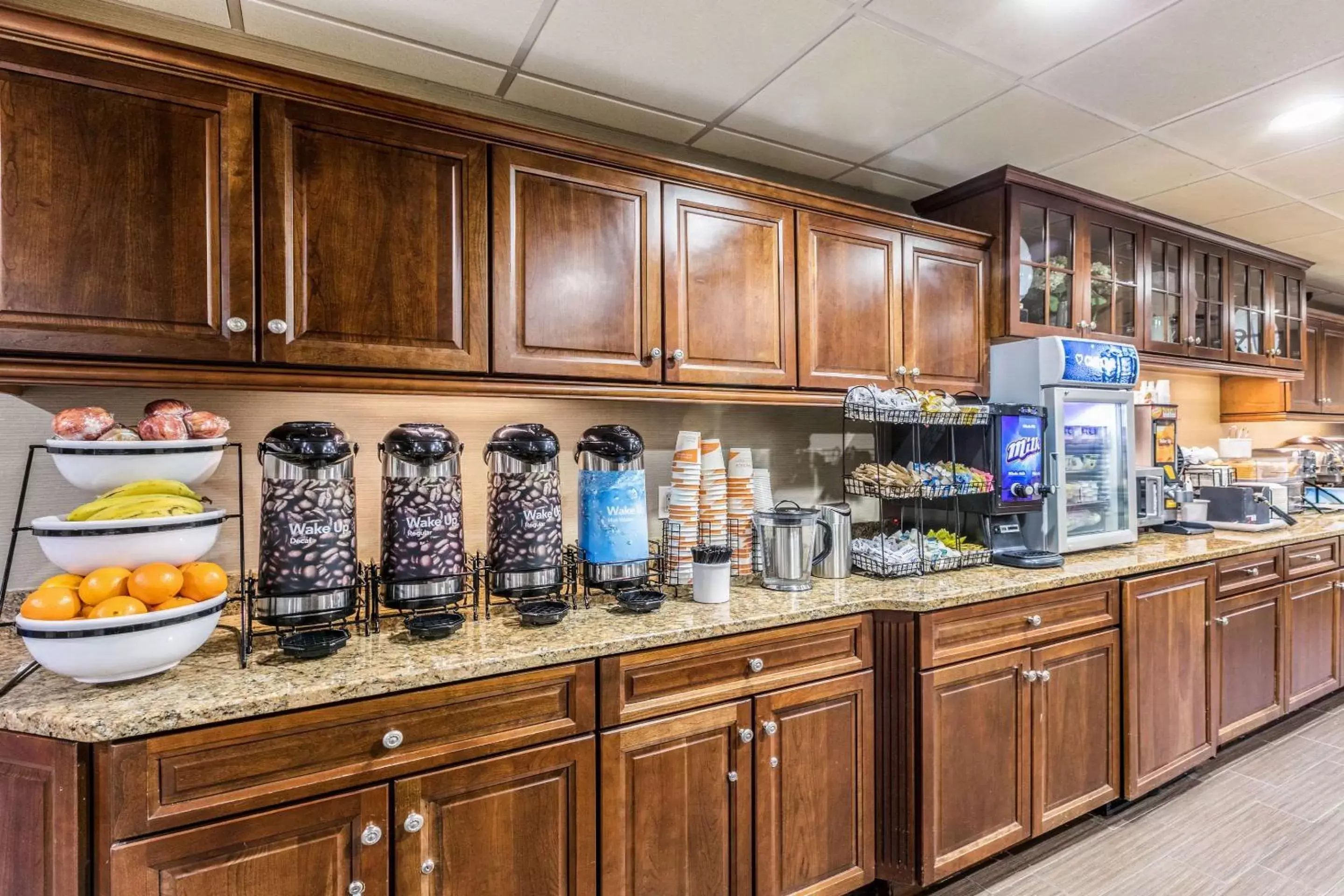 Restaurant/places to eat, Kitchen/Kitchenette in Comfort Inn Medford-Long Island