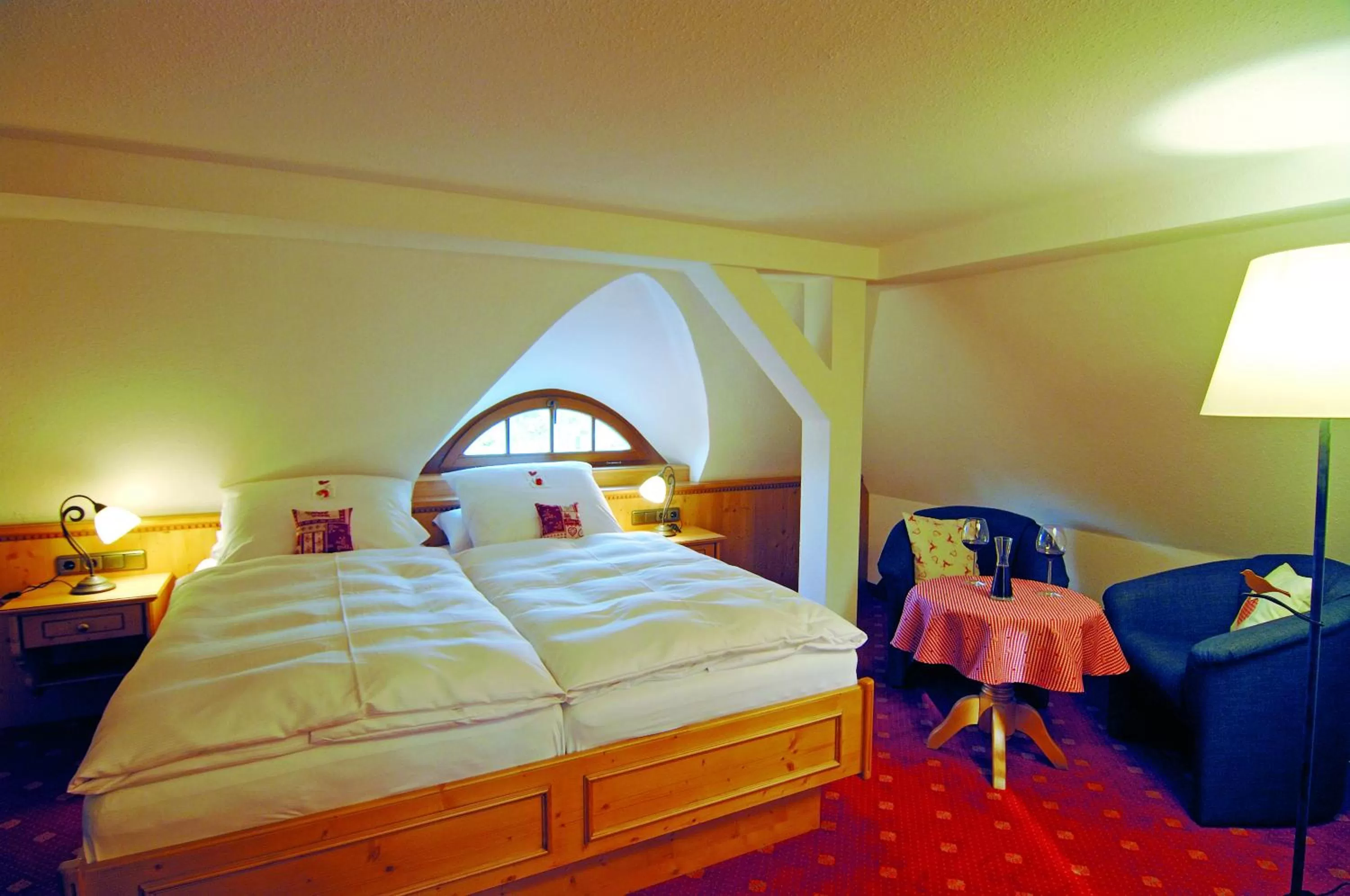 Bedroom, Bed in Hotel Alpenhof - ruhige Wohlfühloase zwischen München, dem Fünf-Seenland und den Bergen, in S-Bahnnähe