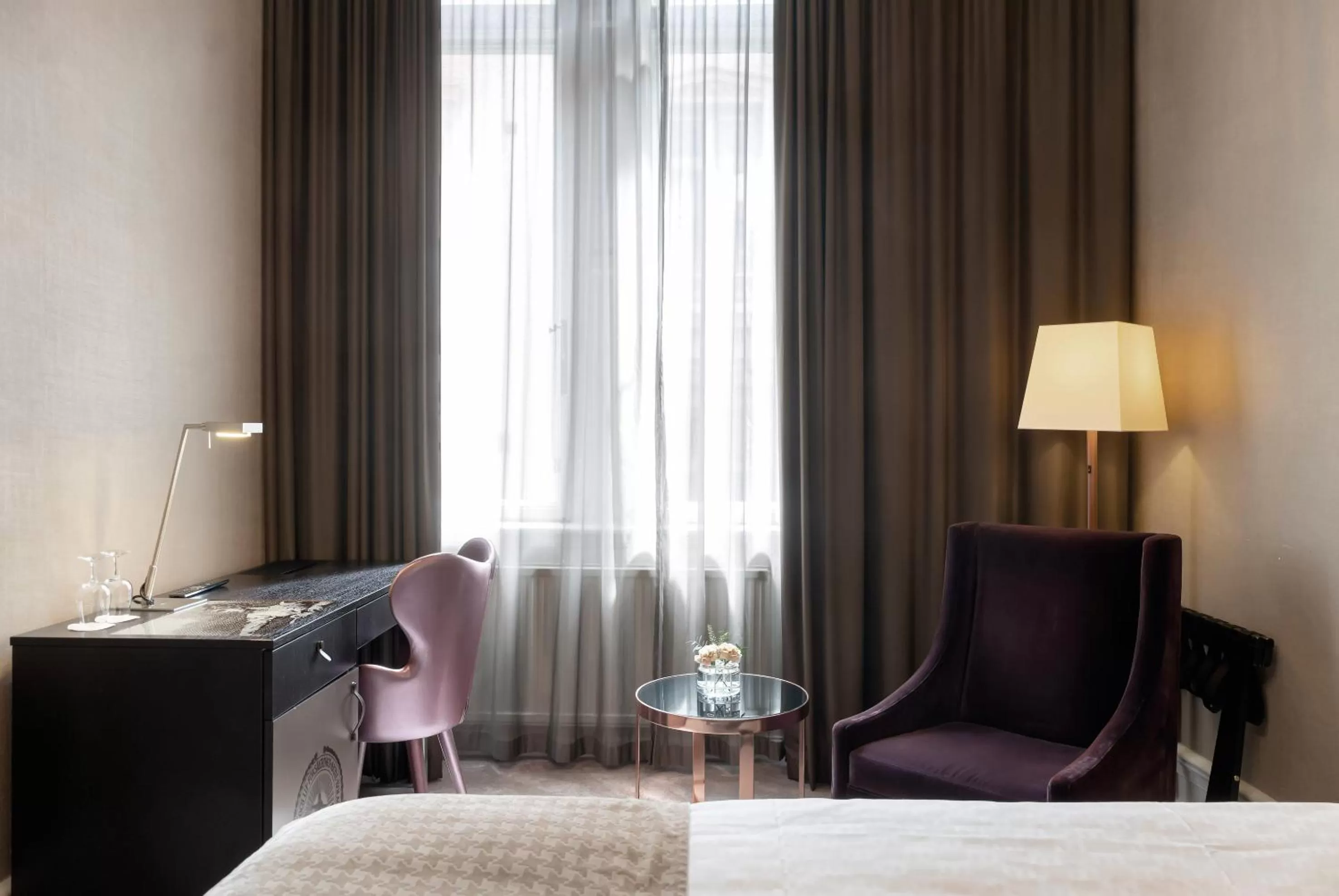 Seating area, Bed in Elite Plaza Hotel