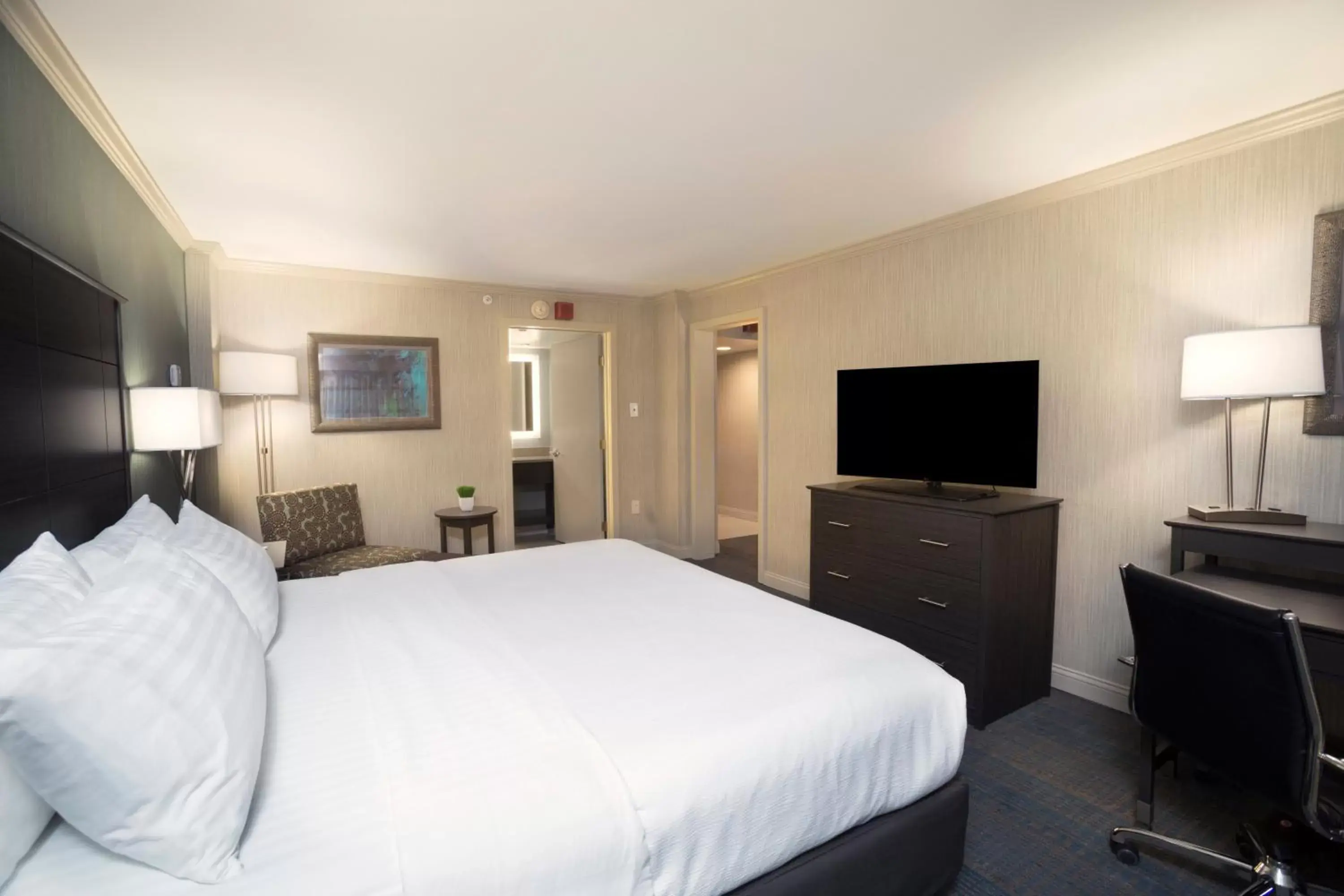 Photo of the whole room, TV/Entertainment Center in Holiday Inn Columbus Dwtn-Capitol Square, an IHG Hotel