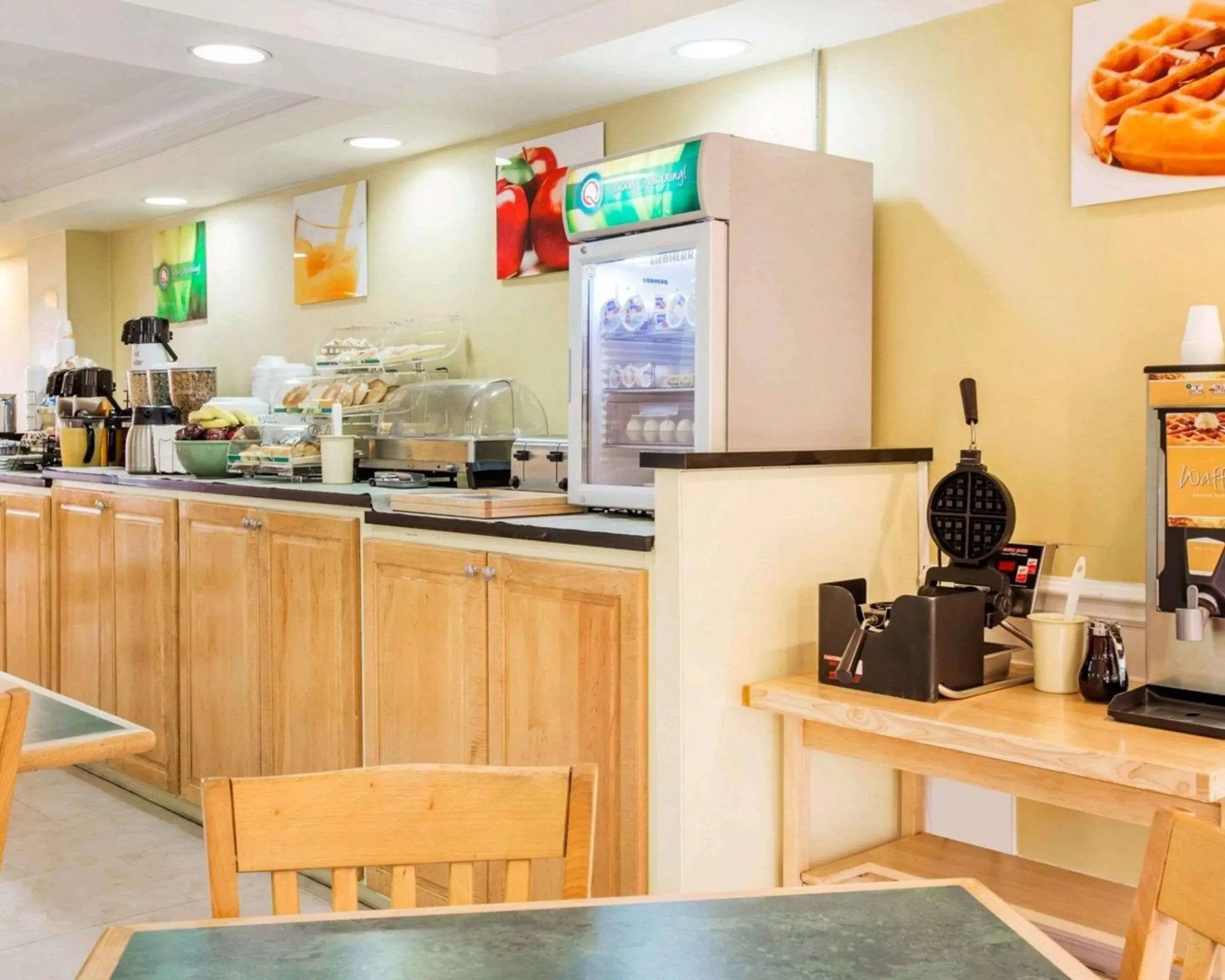 Restaurant/places to eat, Kitchen/Kitchenette in Quality Inn Dalton