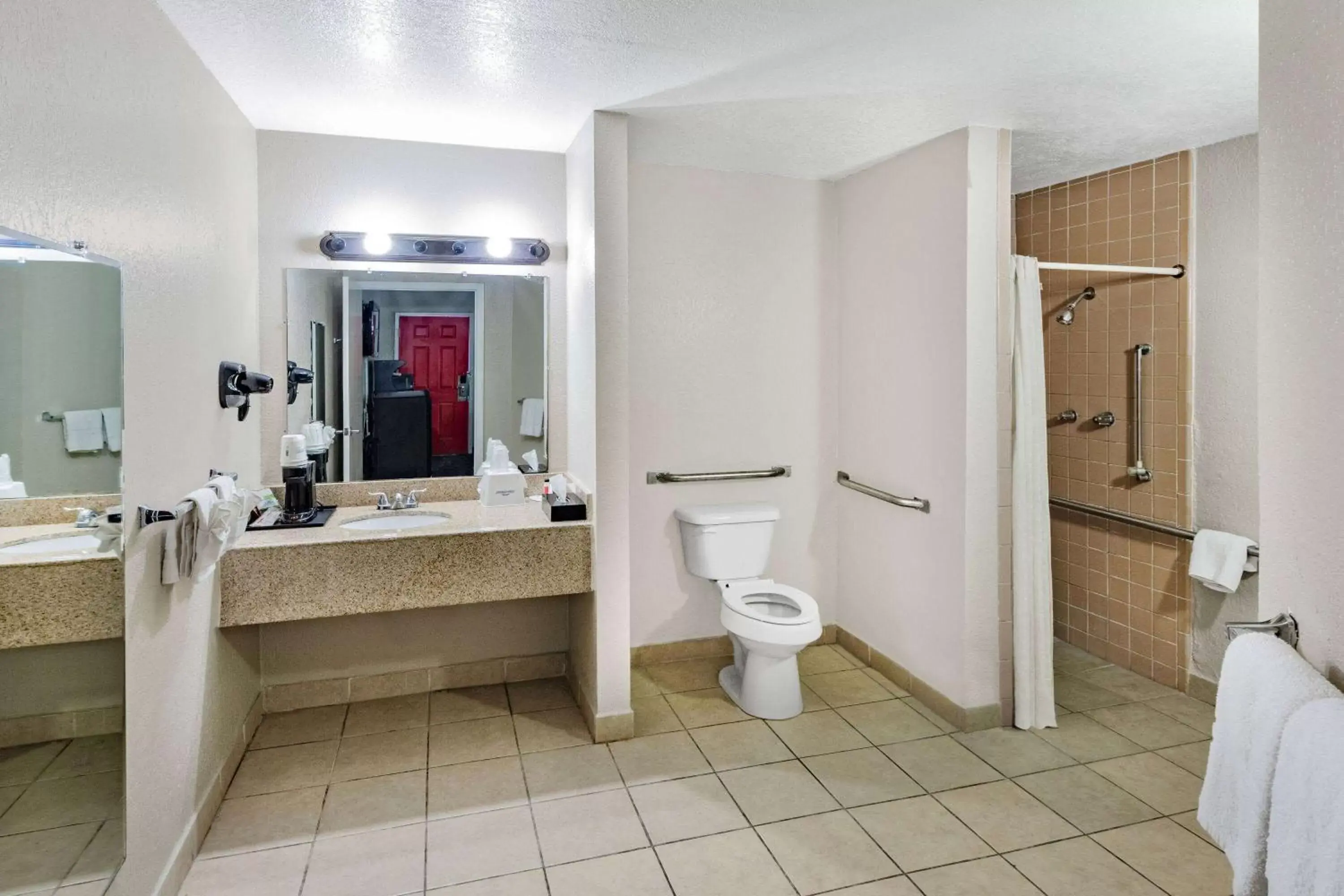 Shower, Bathroom in Howard Johnson by Wyndham Houston Hobby