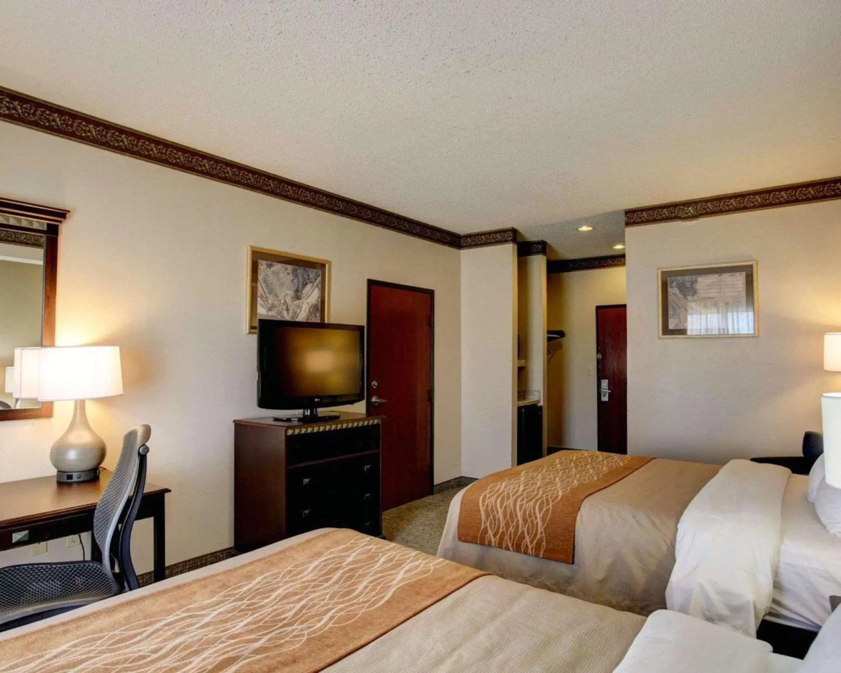 Photo of the whole room, Bed in Comfort Inn & Suites Seguin