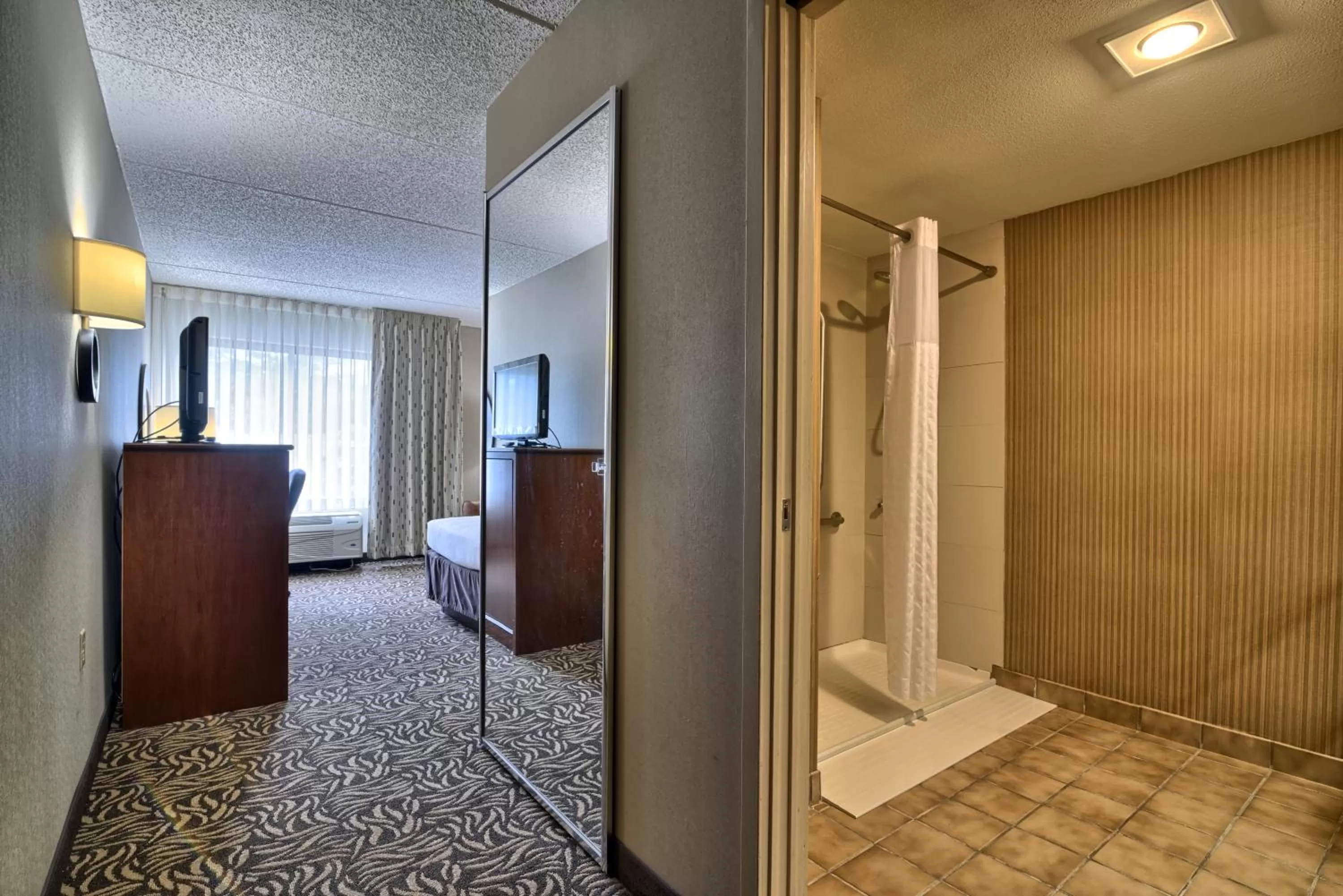 Shower in Clarion Inn & Suites Cortland - University Area