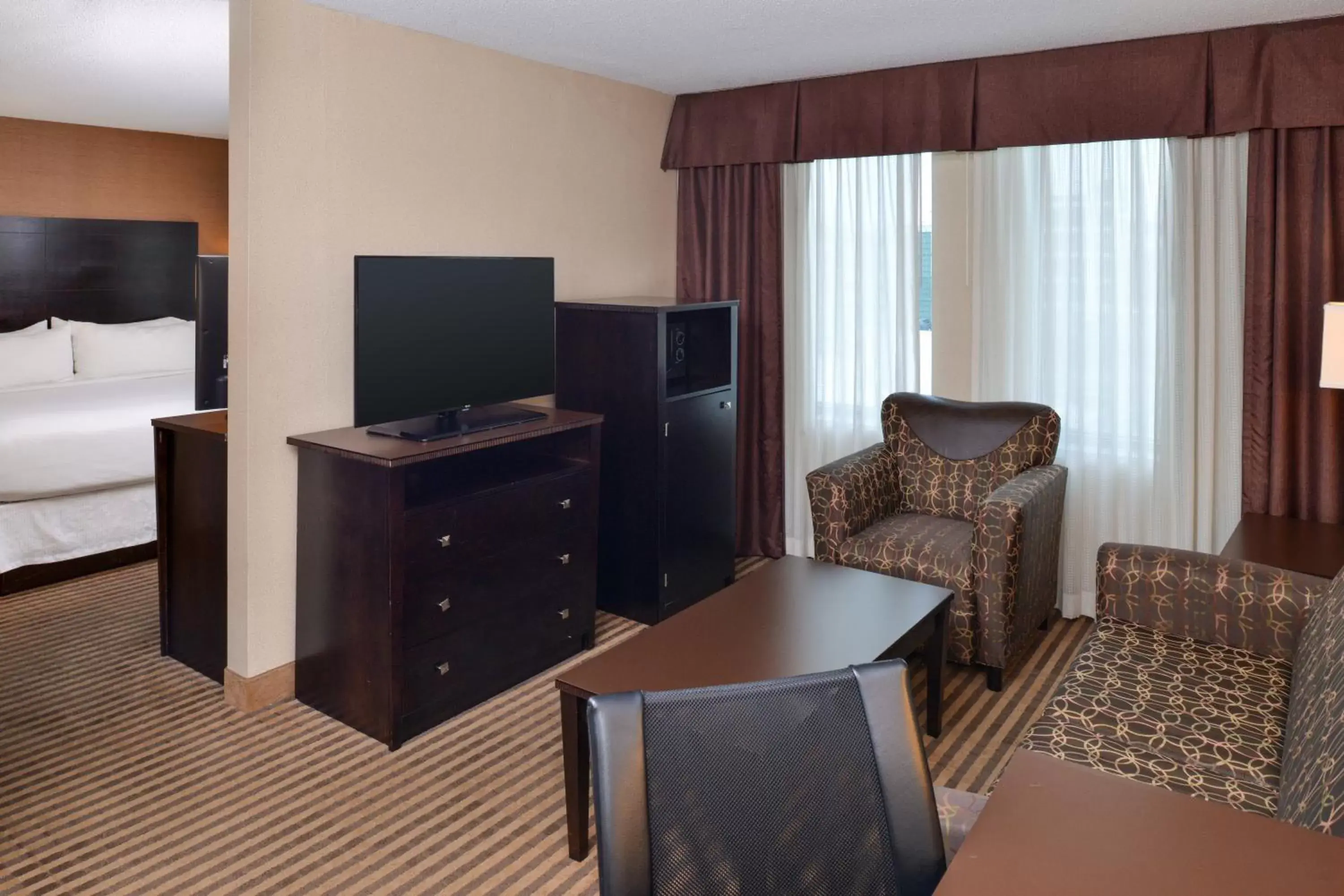 Photo of the whole room, TV/Entertainment Center in Holiday Inn Charlotte Center City, an IHG Hotel