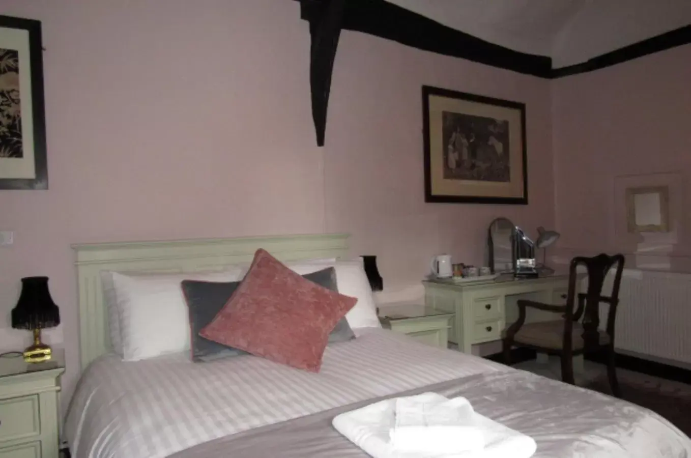 Shower, Bed in The Old Vicarage Hotel & Restaurant