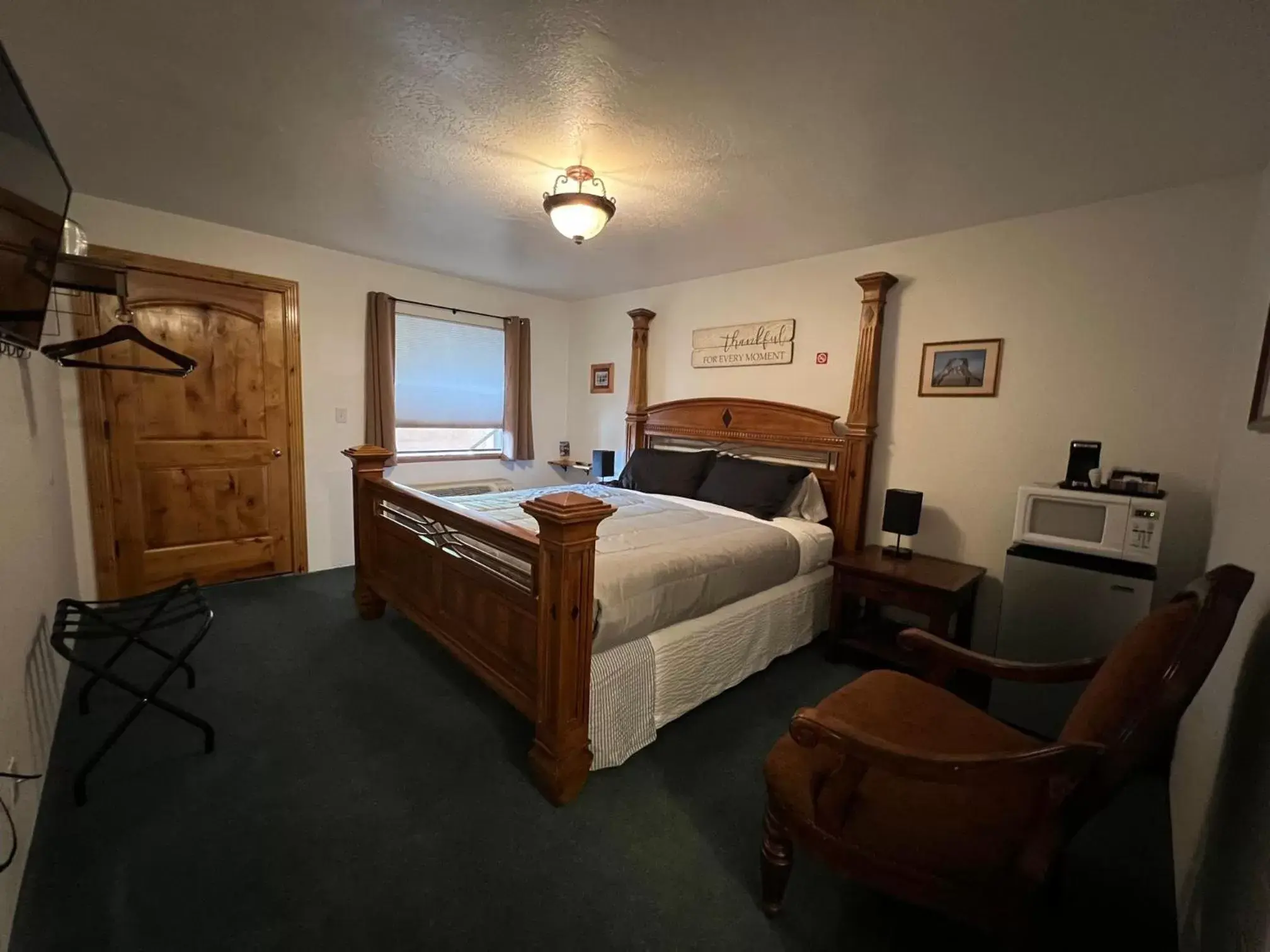 Photo of the whole room, Bed in THE SNUGGLE INN